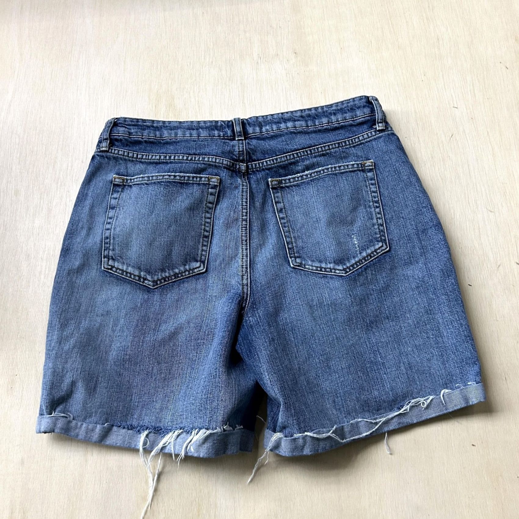 Vintage We The Free Shorts Womens 31" Blue Denim Bermuda Relaxed Cutoff Frayed Hem Size 24" / US 00 / IT 34 - 4 Thumbnail