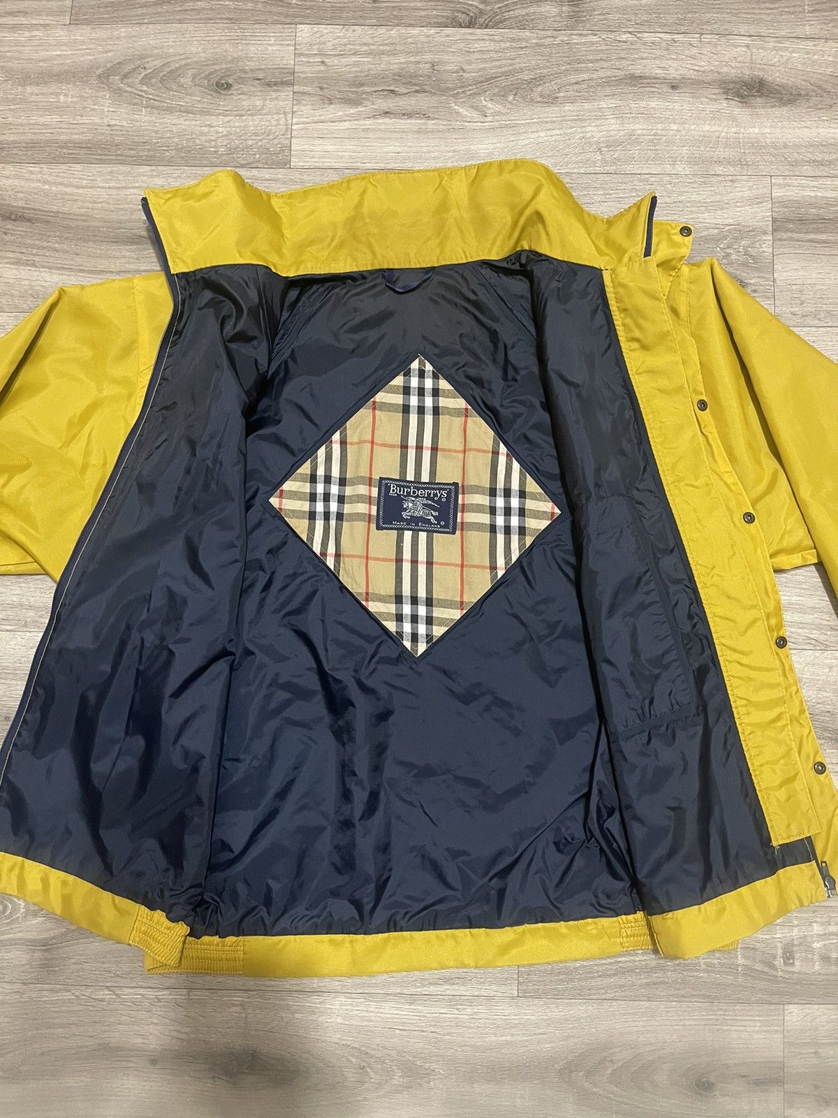 BURBERRYS VINTAGE RARE NYLON YELLOW JACKET SIZE L