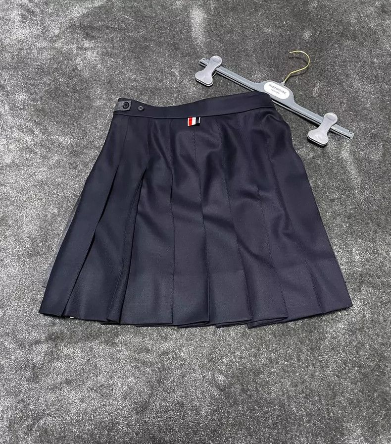 Thom Browne Thom Browne A pleated skirt with color stripes Size 25" / US 0 / IT 36 - 6 Thumbnail