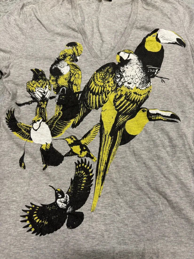 Designer × Gucci × Vintage SS2008 Gucci Grey V Neck Birds Toocan T-Shirt Size US XS / EU 42 / 0 - 5 Thumbnail