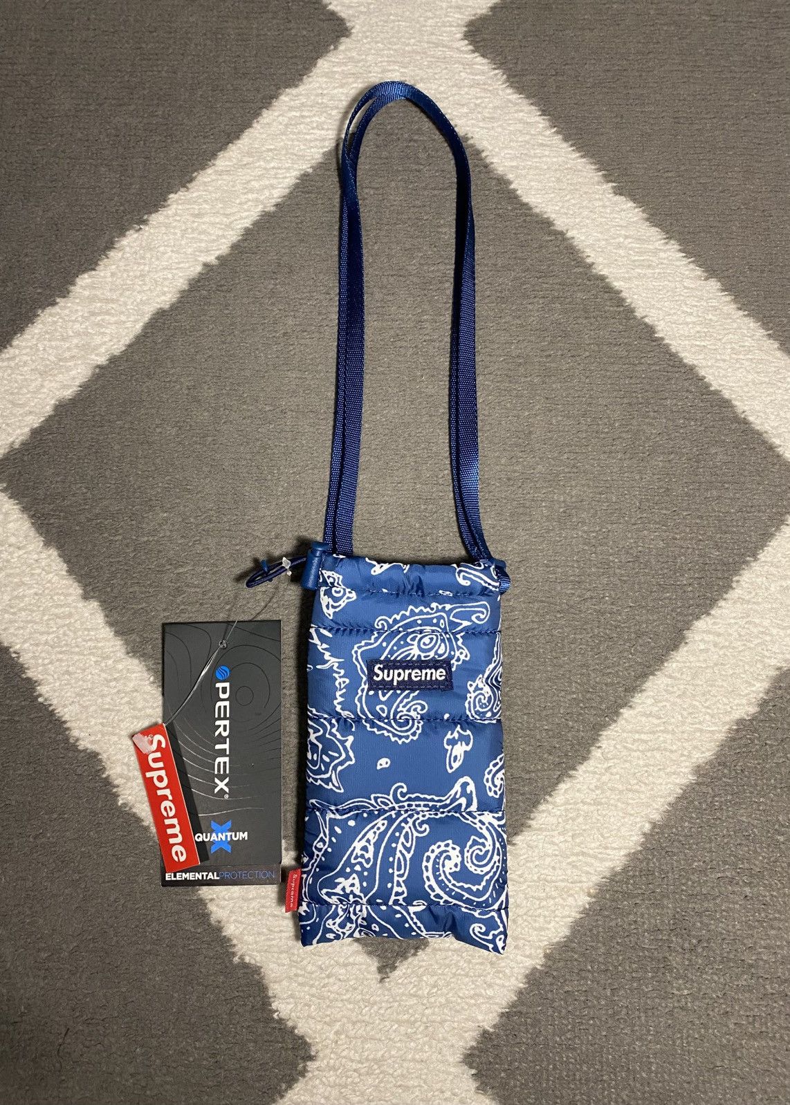 Streetwear × Supreme Supreme Puffer Neck Pouch „Paisley Blue