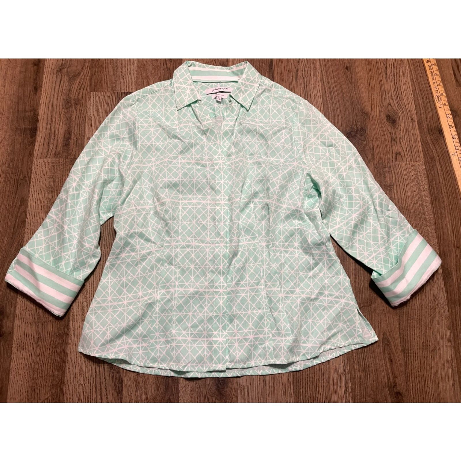 Vintage Foxcroft Shirt Women's 10P Petite Green White Button Up 3/4 Sleeve Casual Modern Womens Size L / US 10 / IT 46 - 2 Thumbnail