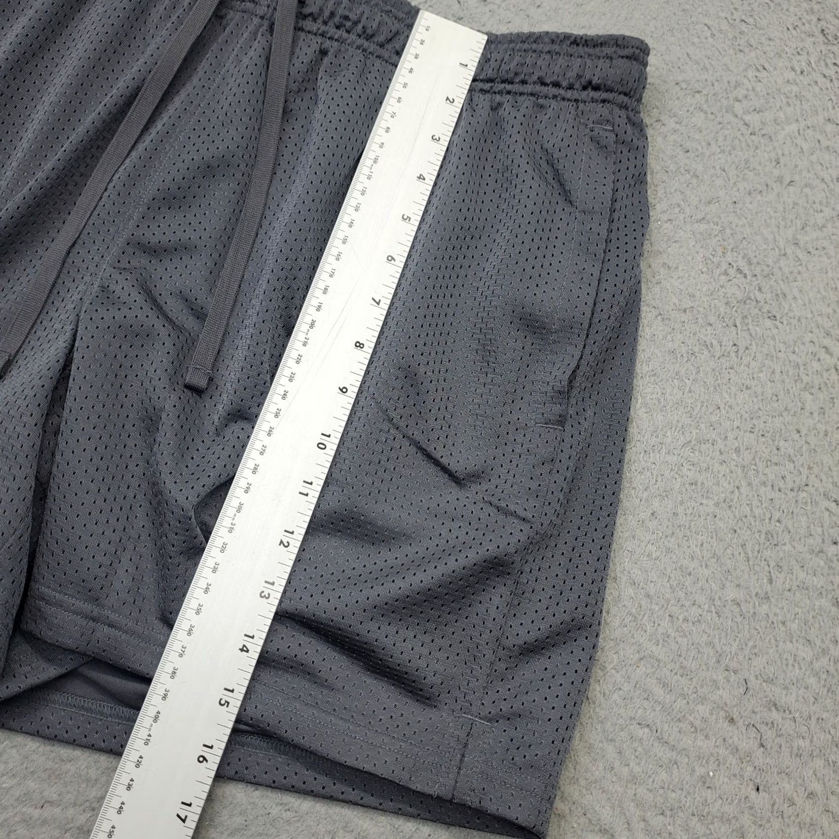 Under Armour Under Armour UA Icon Shorts Men L Gray Lightweight Timberwolf Sweat-Wicking Sports Athletic Shirt? Size US 33 - 4 Thumbnail