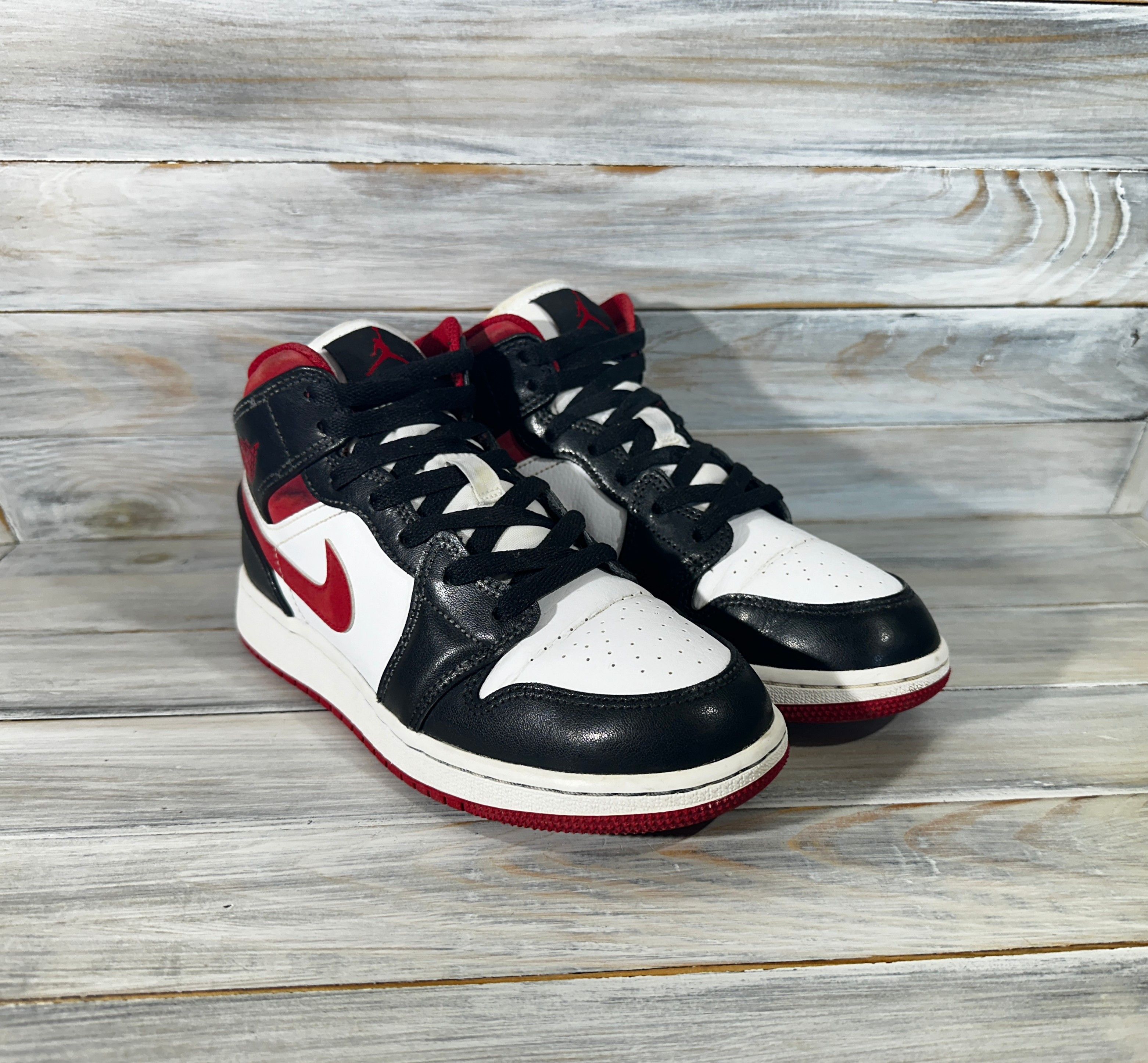 Jordan Brand Nike Air Jordan 1 Mid "White/Gym Red" Young Sneakers Casual Size US 5 / EU 37 - 16 Thumbnail