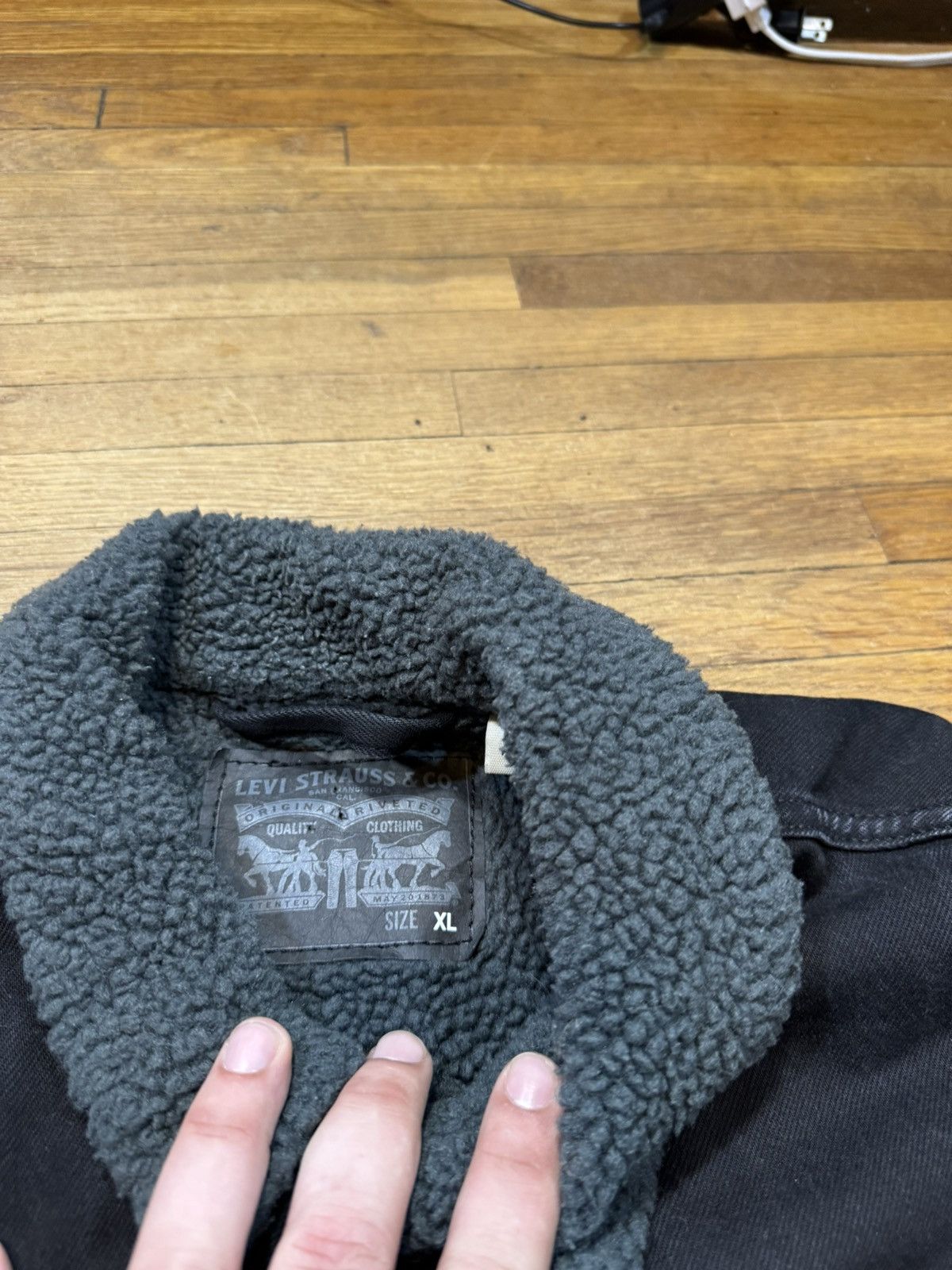 Levi's Levi’s Sherpa Lined Black Denim Trucker Jacket Size US XL / EU 56 / 4 - 3 Thumbnail