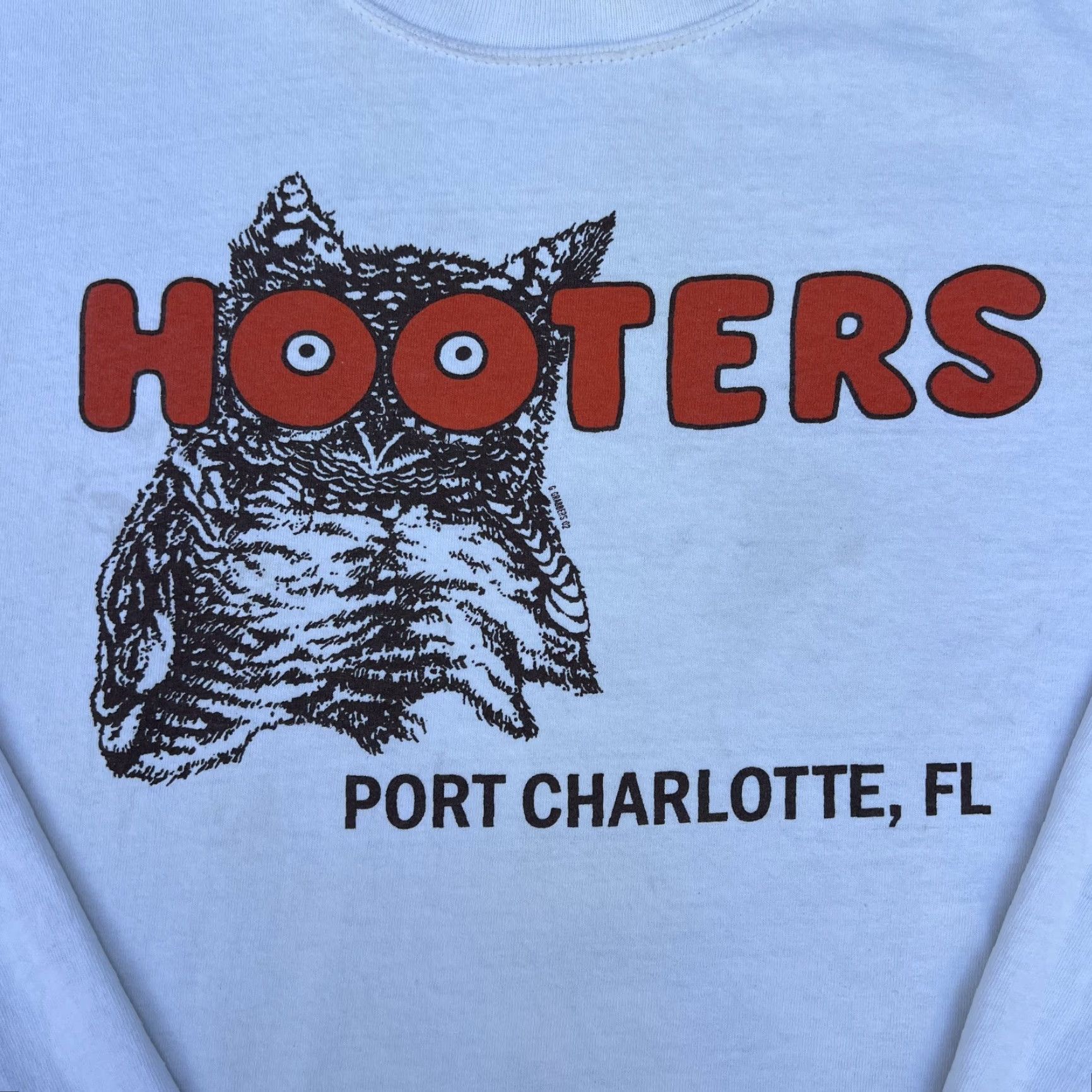 Gildan VINTAGE Hooters T-Shirt Mens Medium White Long Sleeve Port Charlotte, FL 90s Y2K Size US M / EU 48-50 / 2 - 2 Thumbnail