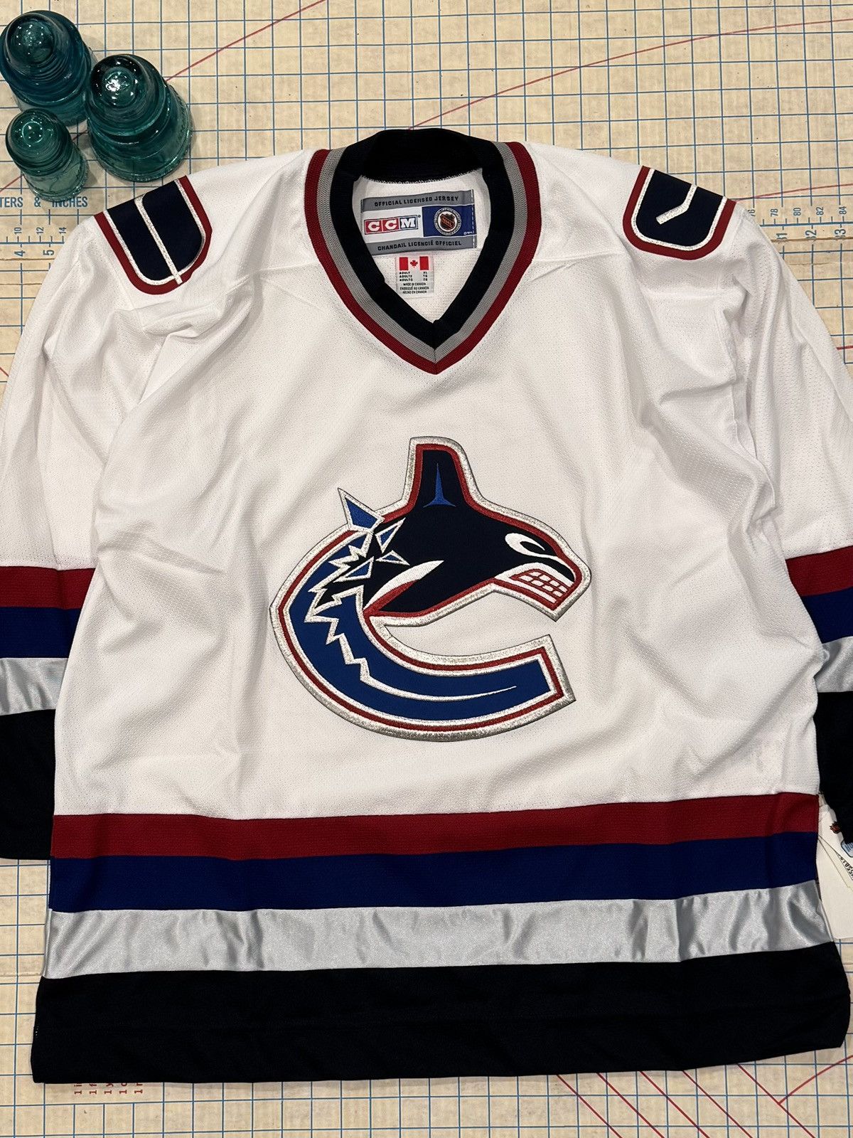 Ccm NWT CCM Vancouver Canucks Orca Logo Jersey White Size XL Men Size US XL / EU 56 / 4 - 3 Thumbnail