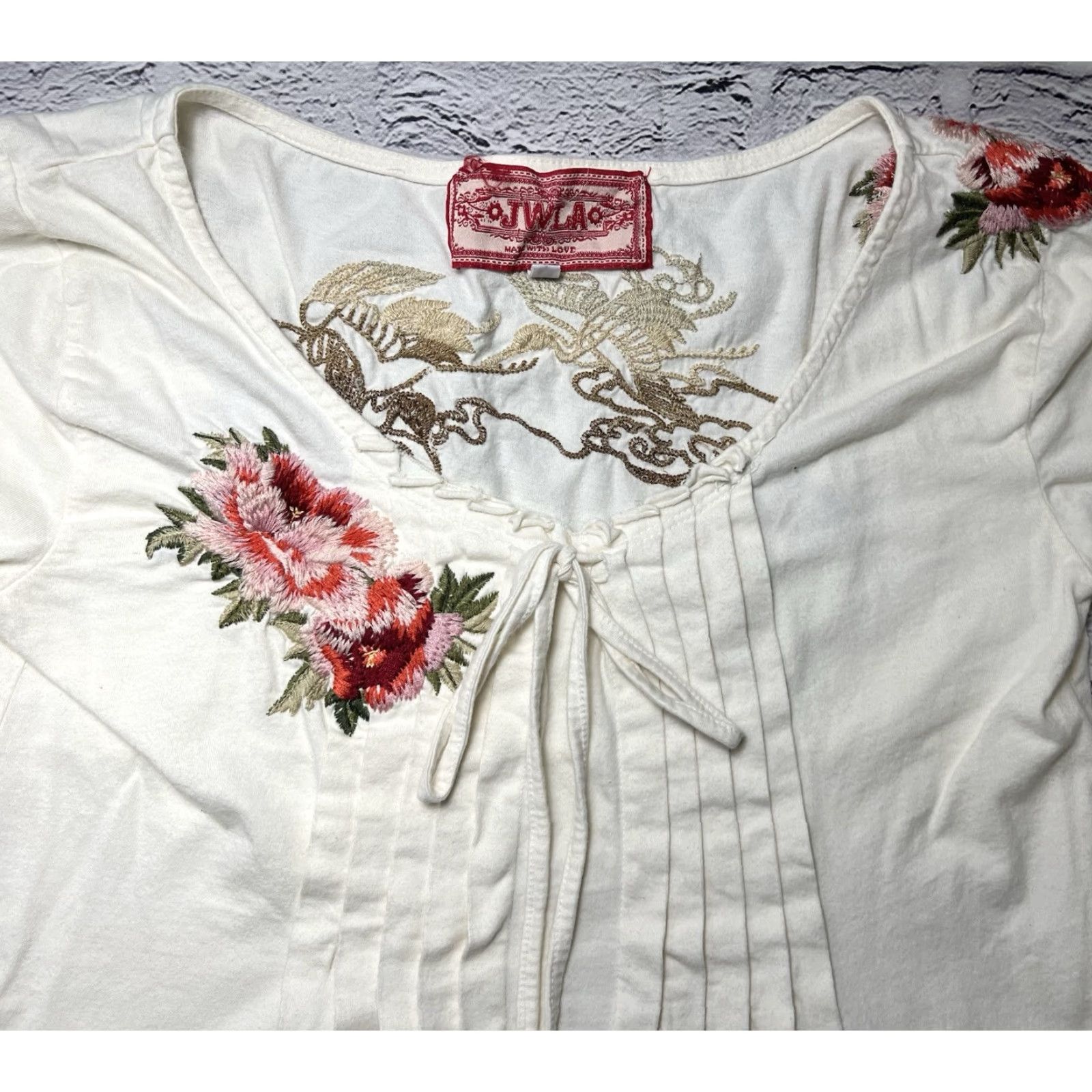 Johnny Was Johnny Was T-Shirt Women Small Pink Embroidered Floral Peasant Long Sleeve Size S Vintage? Size S / US 4 / IT 40 - 3 Thumbnail
