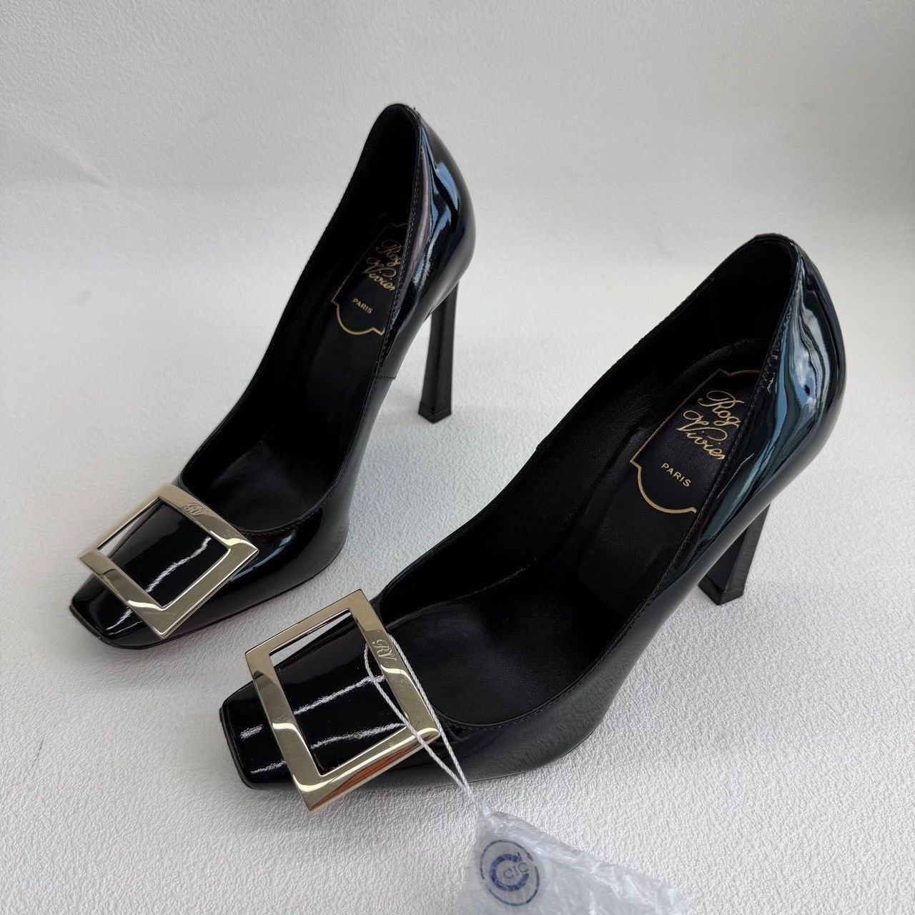 Roger Vivier Roger Vivier Retro Gold Lowtop Sneakers us_6 Women Size US 6 / IT 36 - 1 Thumbnail