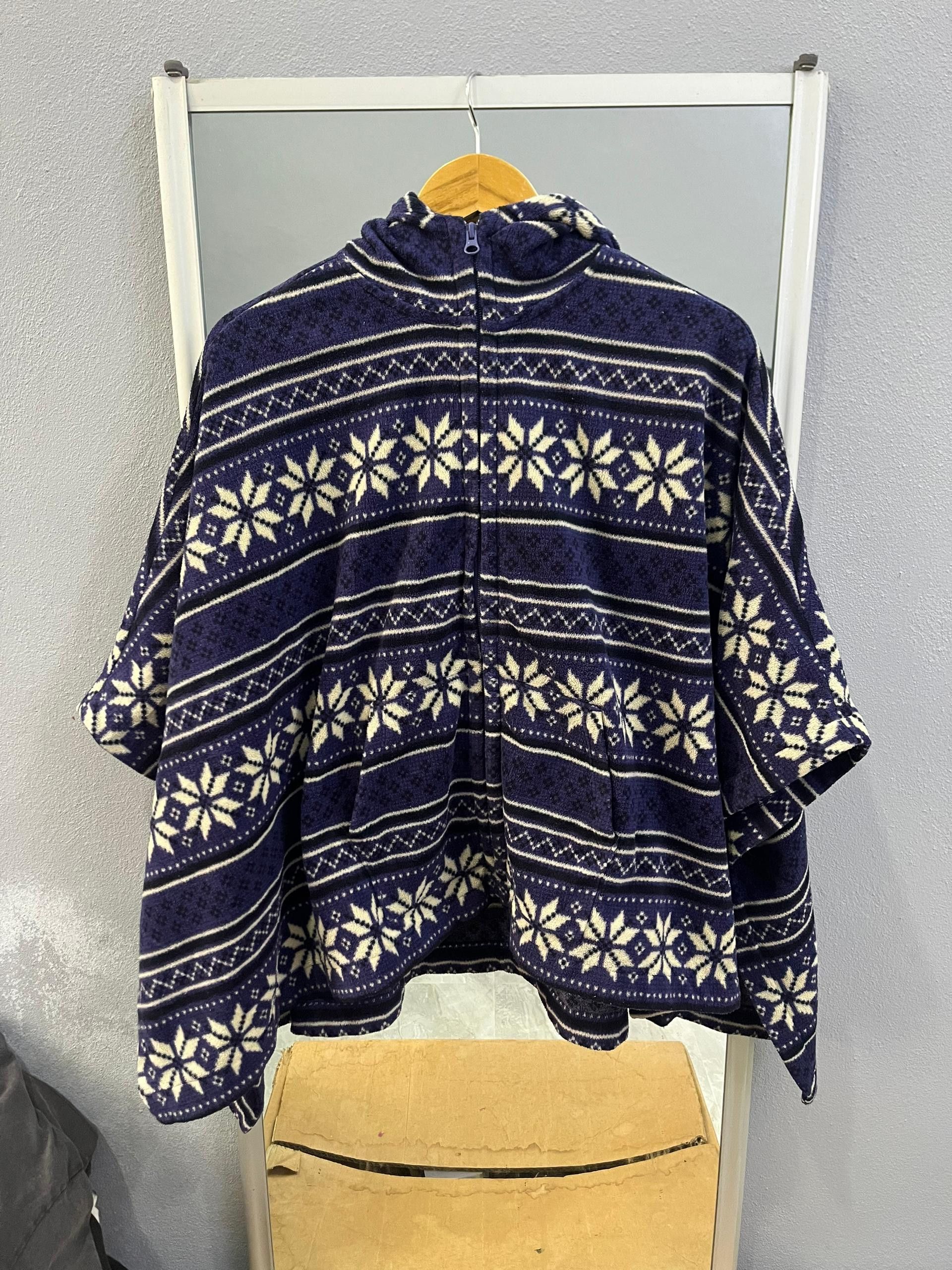 Uniqlo Uniqlo Fair Isle Caped Hoodie Poncho Fleece Size ONE SIZE - 1 Thumbnail