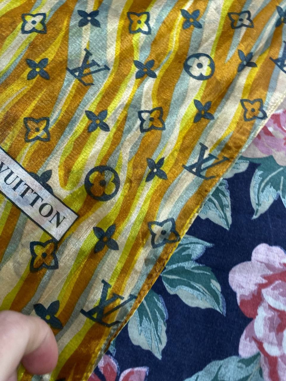 Louis Vuitton Louis Vuitton Multicolor Silk Geometric Shawl Scarf . Size ONE SIZE - 3 Thumbnail
