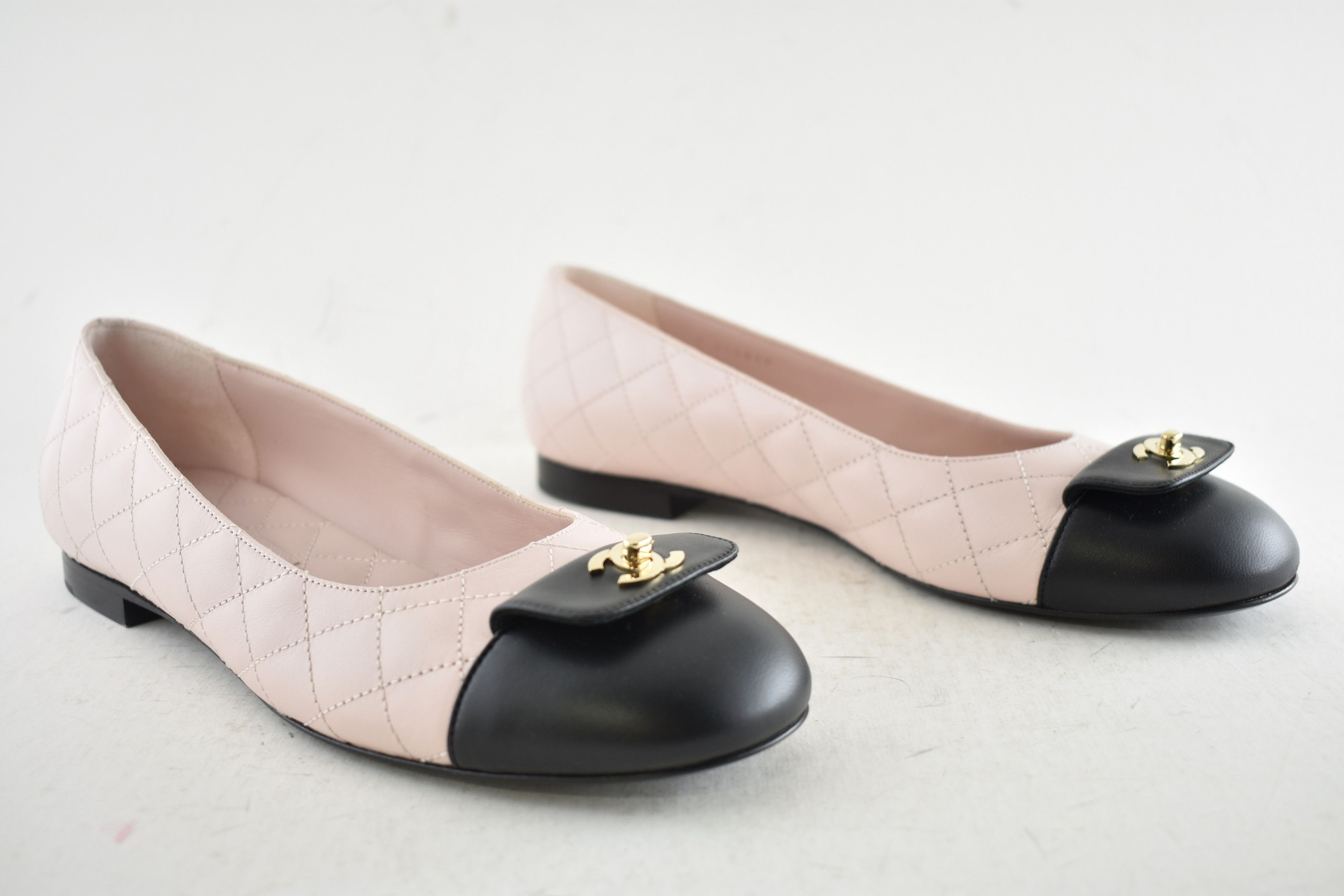 Chanel Chanel 24B Pink Black Turnlock Gold CC Logo Ballet Flat 38 Size US 8 / IT 38 - 3 Thumbnail