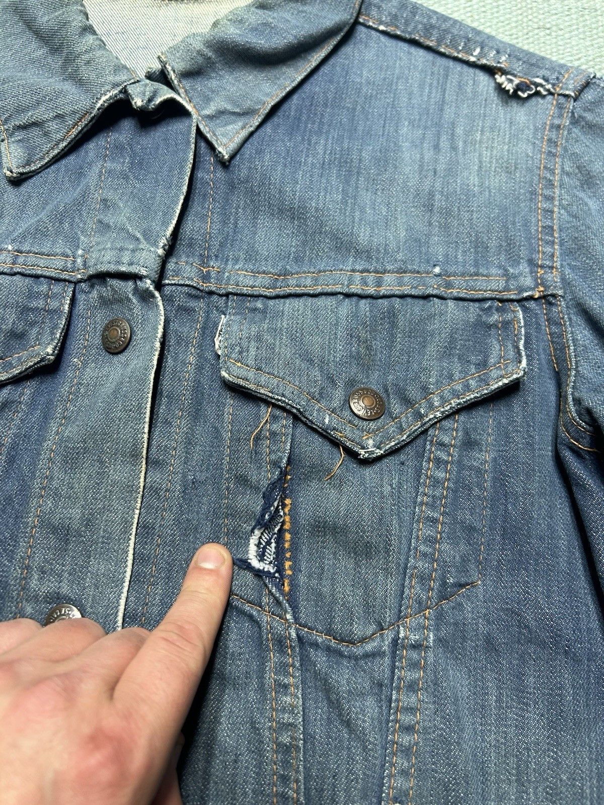 Vintage 70s Levi’s gals denim trucker jacket big E distressed S/M Size S / US 4 / IT 40 - 7 Thumbnail