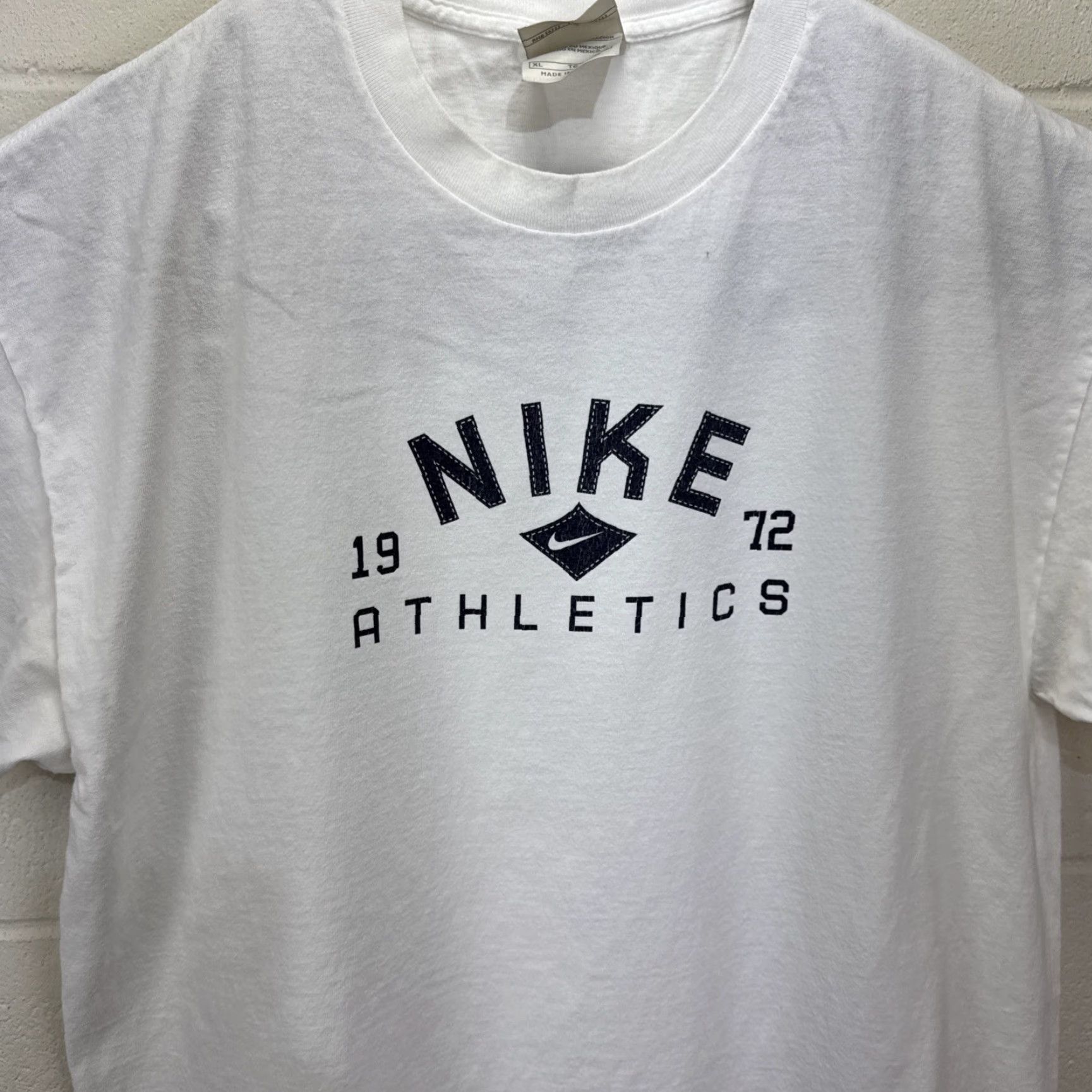 Nike VINTAGE Nike T-Shirt Swoosh 1972 Graphic White Mens XL Crew Neck Short Sleeve 2000s Sports 80s 90s Size US XL / EU 56 / 4 - 7 Thumbnail