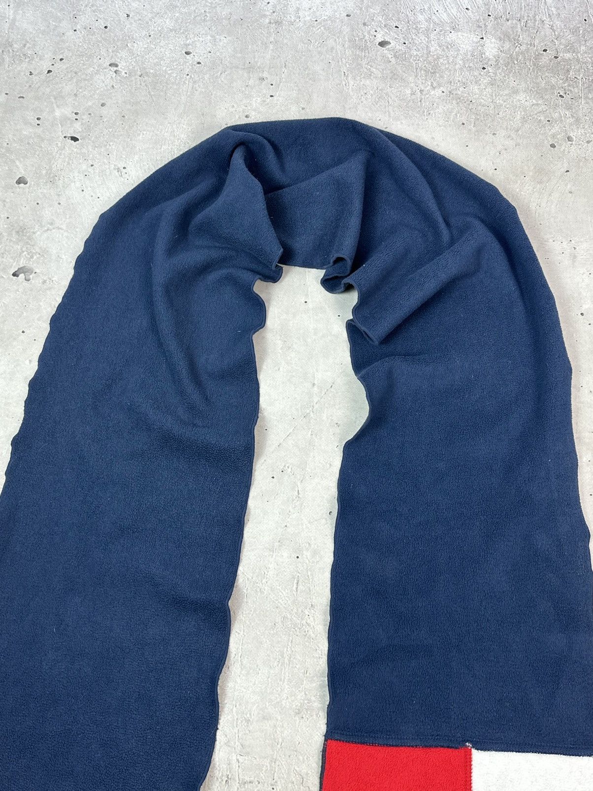 Tommy Hilfiger Vintage Tommy Hilfiger Big Logo Fleece Scarf Size ONE SIZE - 9 Thumbnail