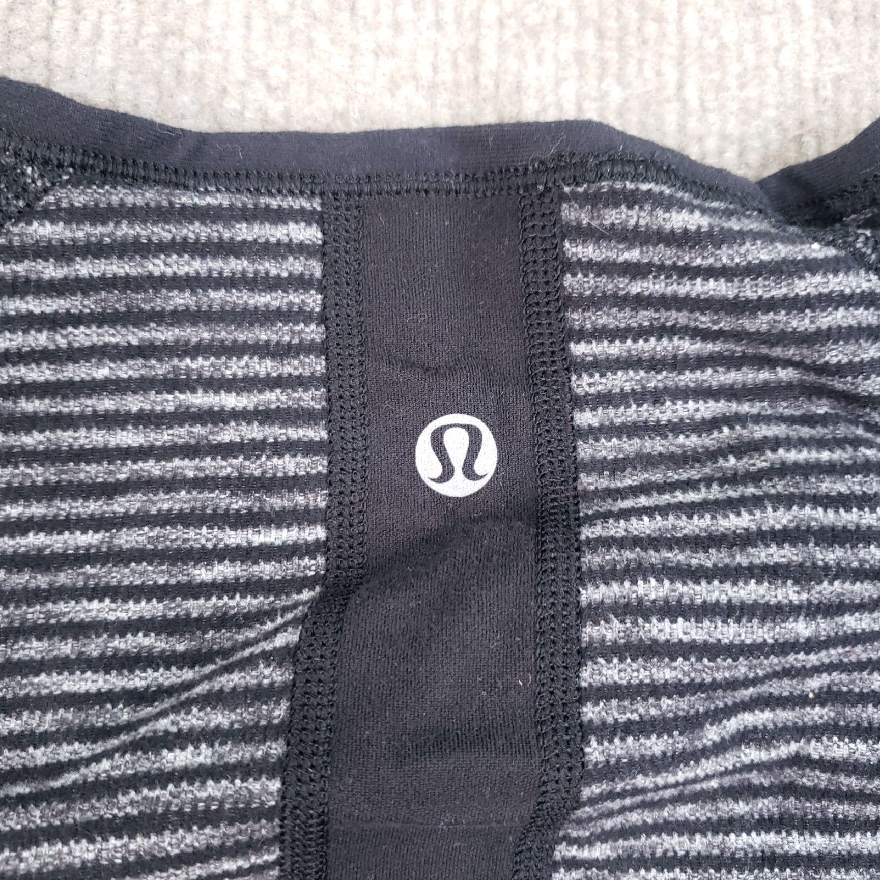 Lululemon Lululemon Shirt Womens Small Gray Black Striped Reversible Crew Neck Gym Running Size S / US 4 / IT 40 - 8 Thumbnail