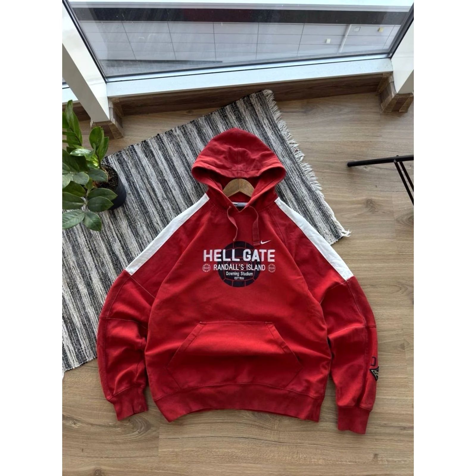 Nike VINTAGE Nike Hell Gate 2006 DOWNING STADIUM Hoodie Red S Mens Hoodie Red Nike Hell Gate 2006 Vintage Downing Stadium Hoodie Mens S Size US S / EU 44-46 / 1 - 2 Thumbnail