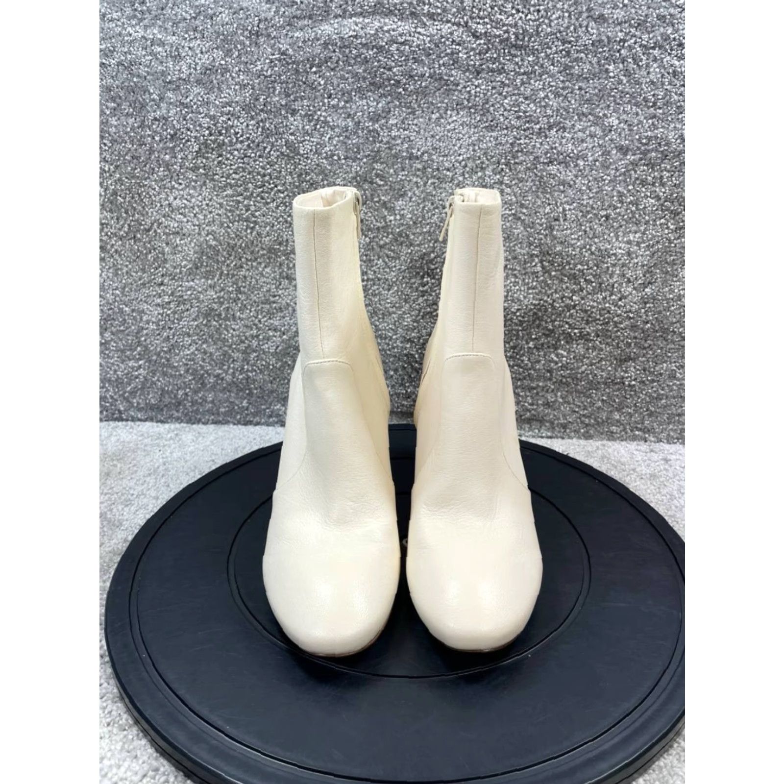 Vince Vince Womens Bootie Size 11 M White Leather Ankle Round Toe Side Zip Heel Bootie Size US 11 / IT 41 - 4 Thumbnail