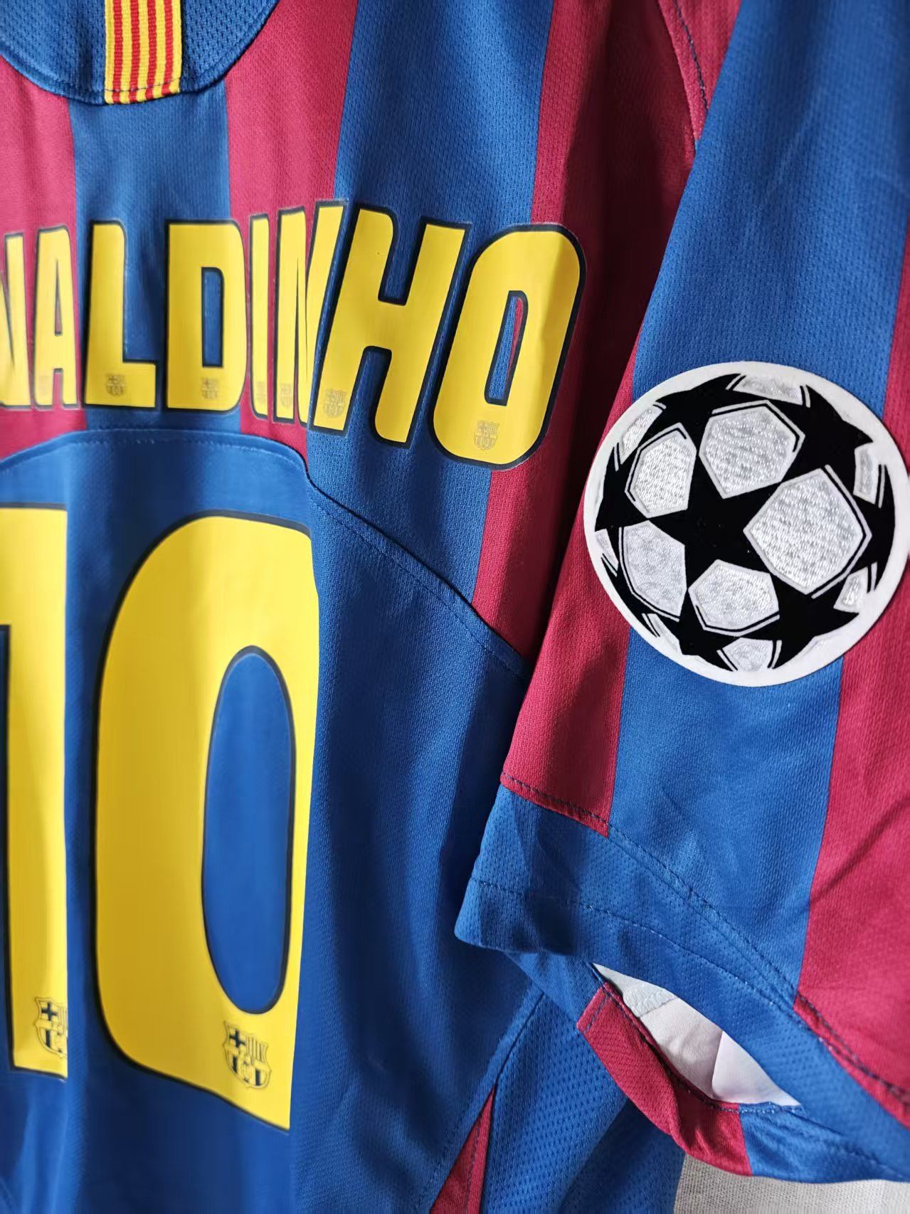 Other 2005 06 Barcelona #10 Ronaldinho Jersey Home Size US S / EU 44-46 / 1 - 3 Thumbnail