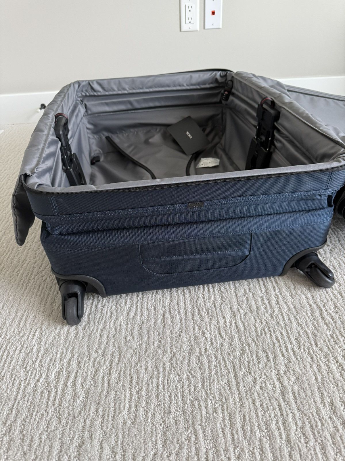 Tumi NWT Tumi Extended Trip Expandable 4 wheel suitcase $1350 Size 32 - 14 Thumbnail