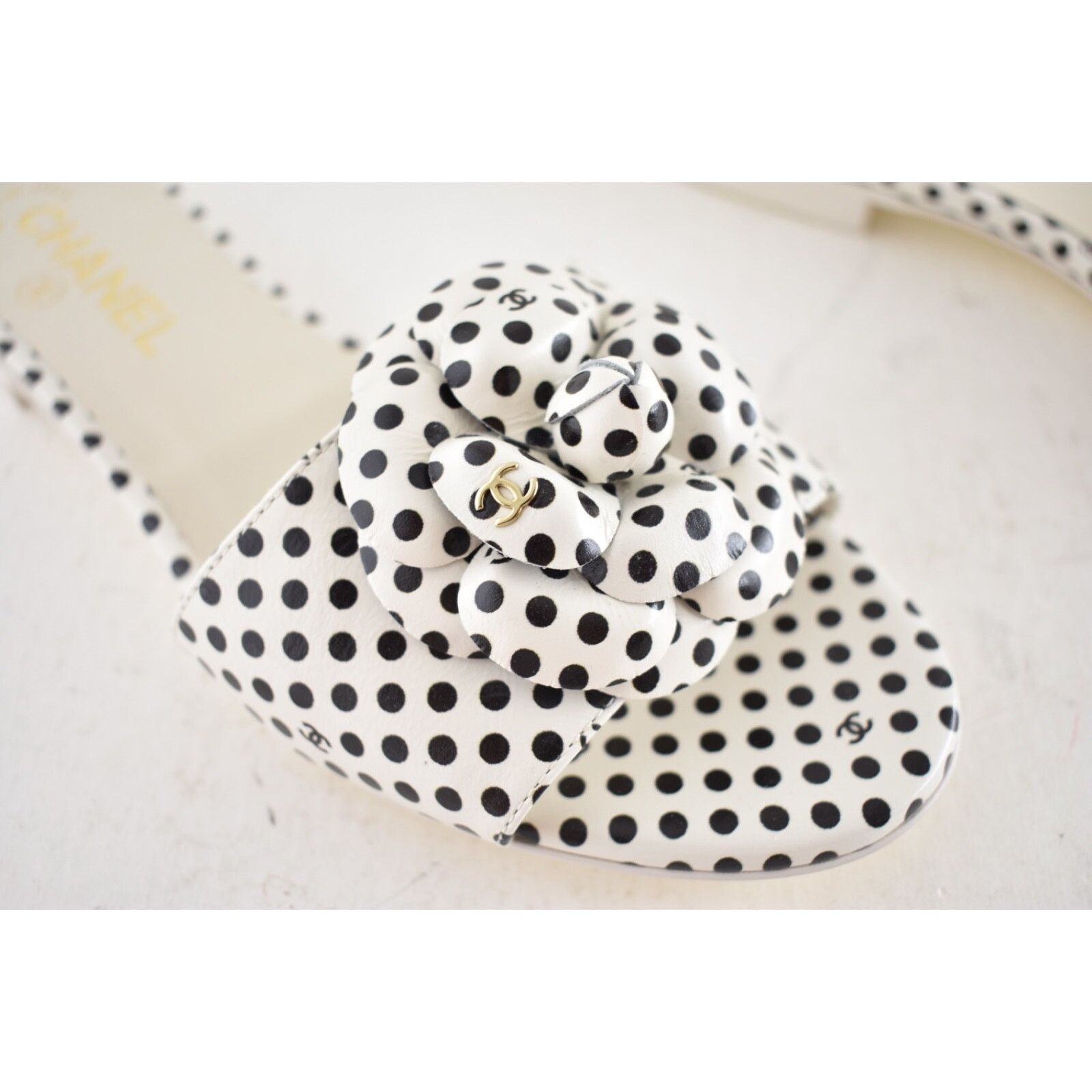 Chanel Chanel 24P Black White Camellia Flower Polka Dot CC Logo Size US 8 / IT 38 - 6 Thumbnail