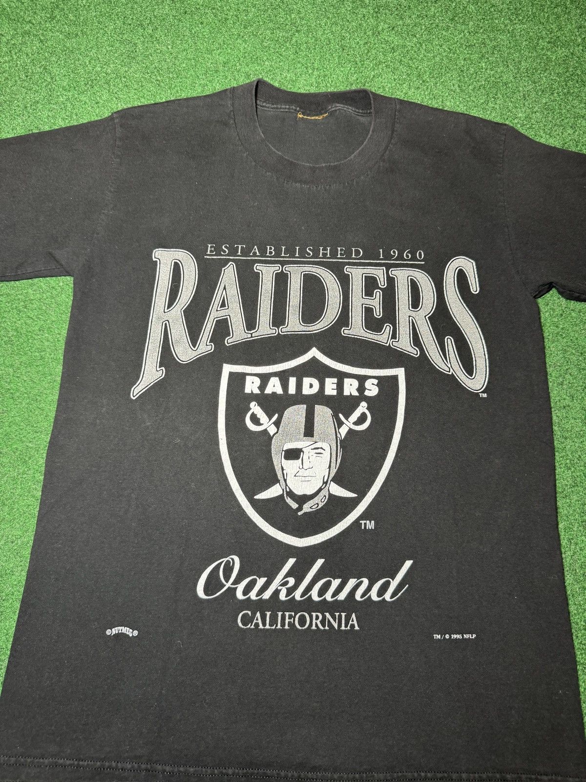 Nutmeg Vintage 90s Oakland Raiders Nutmeg Mills Retro NFL T Shirt Size US M / EU 48-50 / 2 - 2 Thumbnail