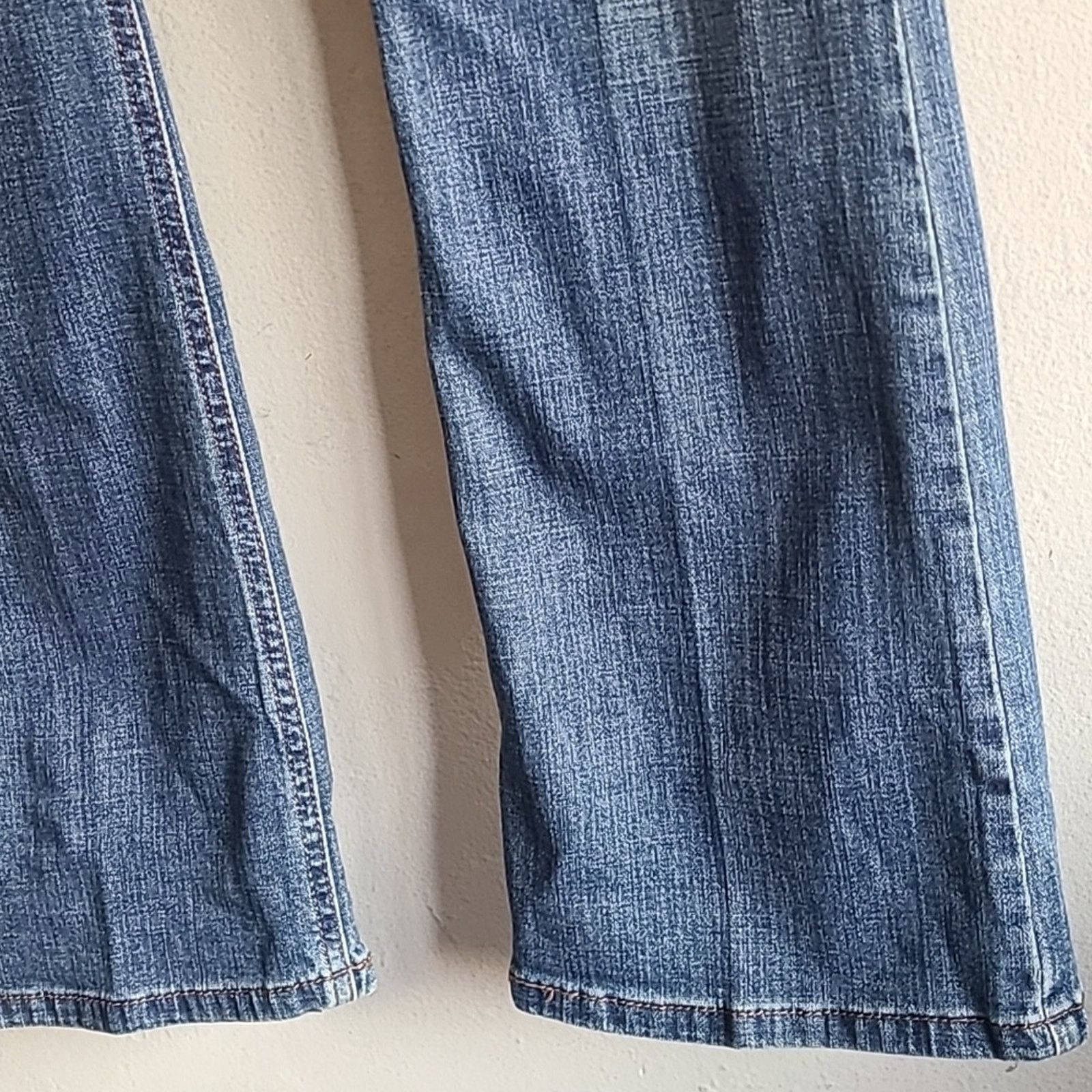 Levi's Women's 8 Levi's jeans slender boot cut 526 medium wash Size 30" / US 8 / IT 44 - 4 Thumbnail