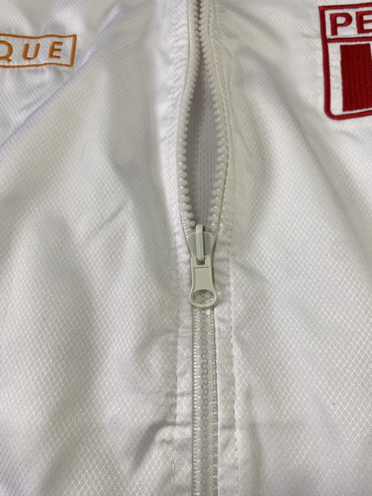 The Unbranded Brand Vintage Peru Windbreaker Sport Suit Jacket Size US L / EU 52-54 / 3 - 13 Thumbnail
