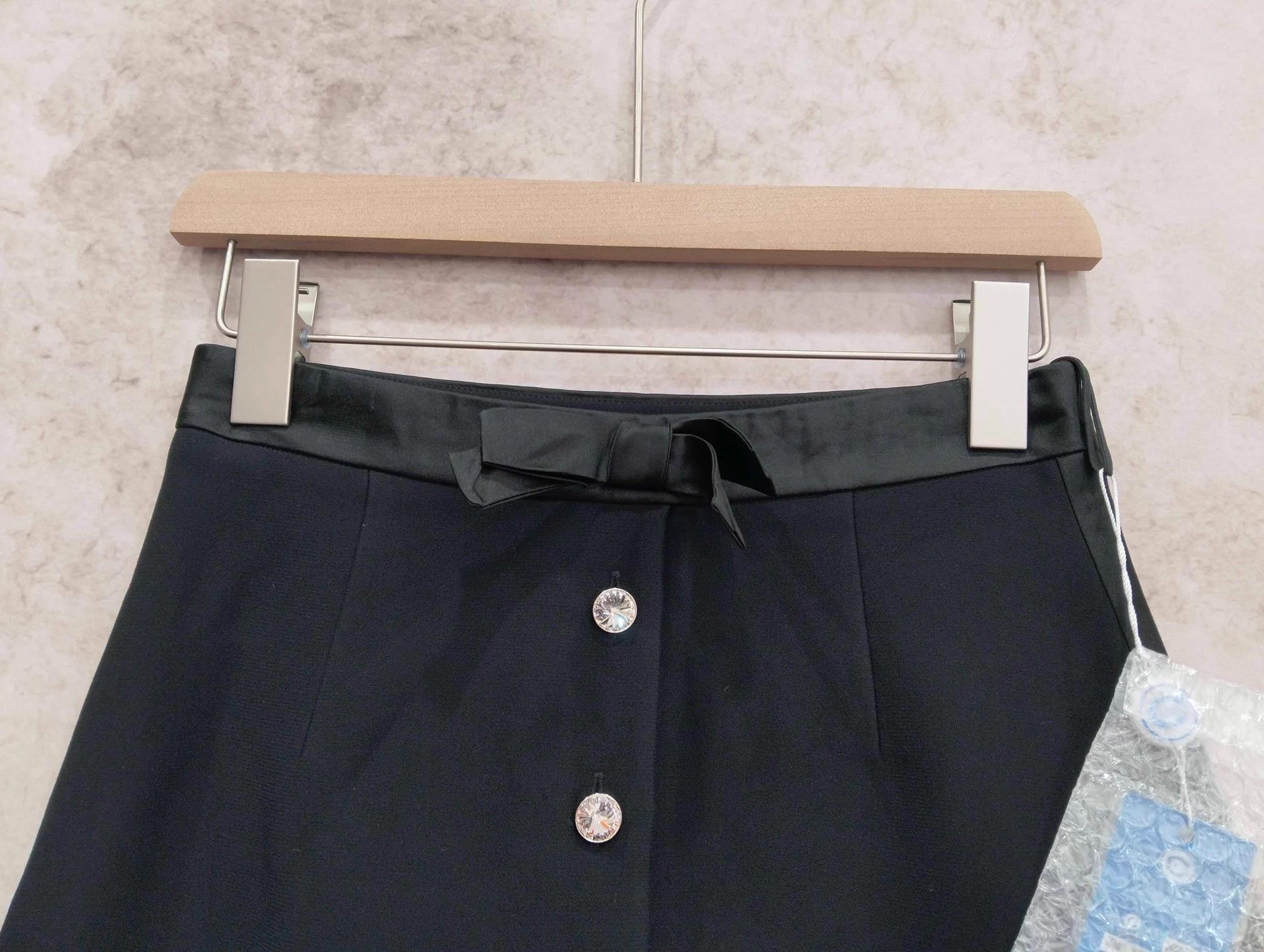 Miu Miu MIU MIU Black Bow Crystal Buckle Skirt 38 Size 26" / US 2 / IT 38 - 3 Thumbnail