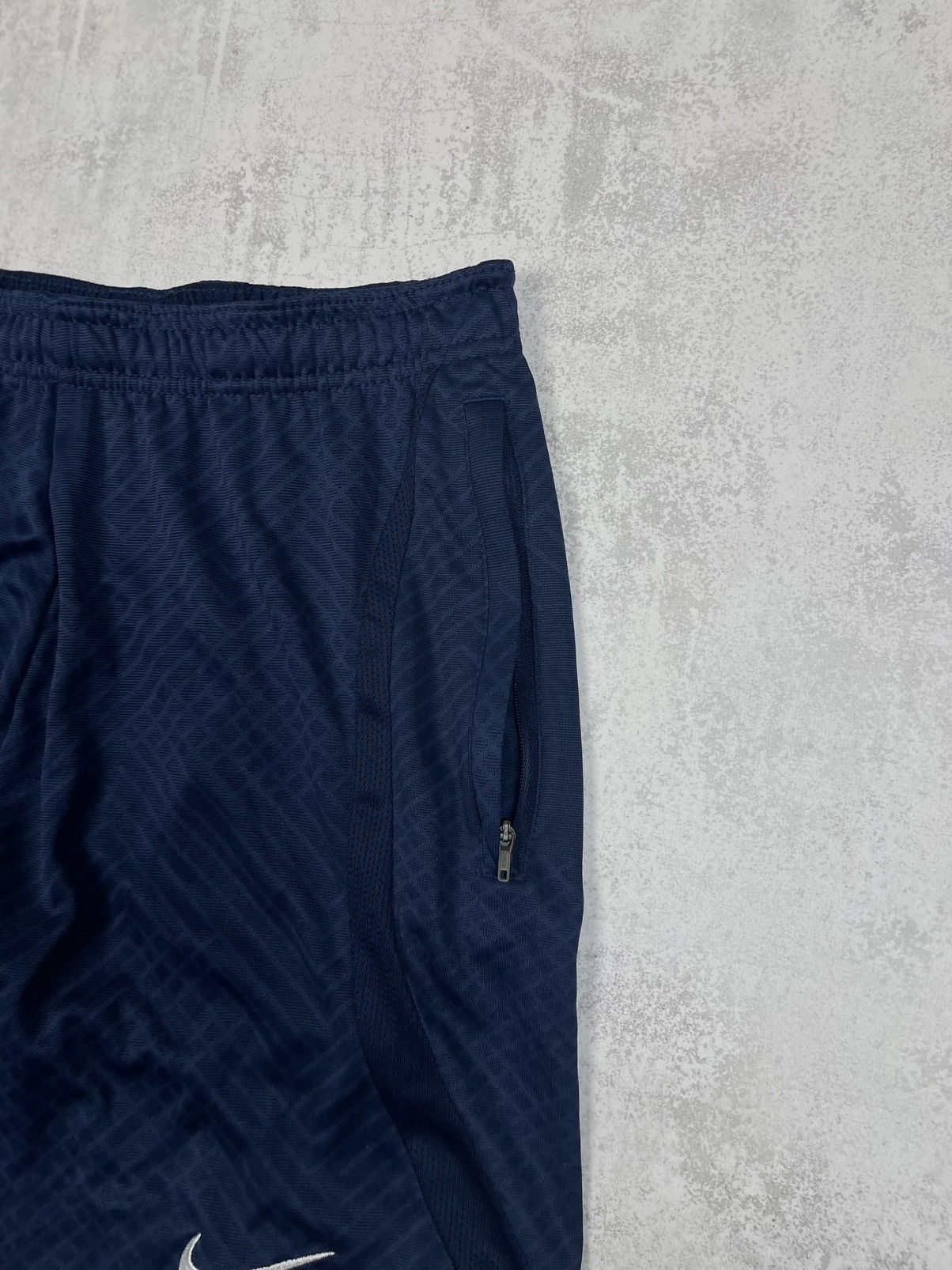 Nike Nike Chelsea FC 2022/23 Training Dri-FIT Zip Pocket Shorts Size US 31 - 5 Thumbnail