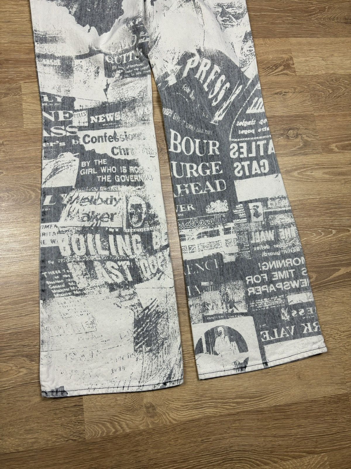 Just Cavalli 2000s Just Cavalli Newspaper Print Flared Denim Jeans Size US 35 - 4 Thumbnail