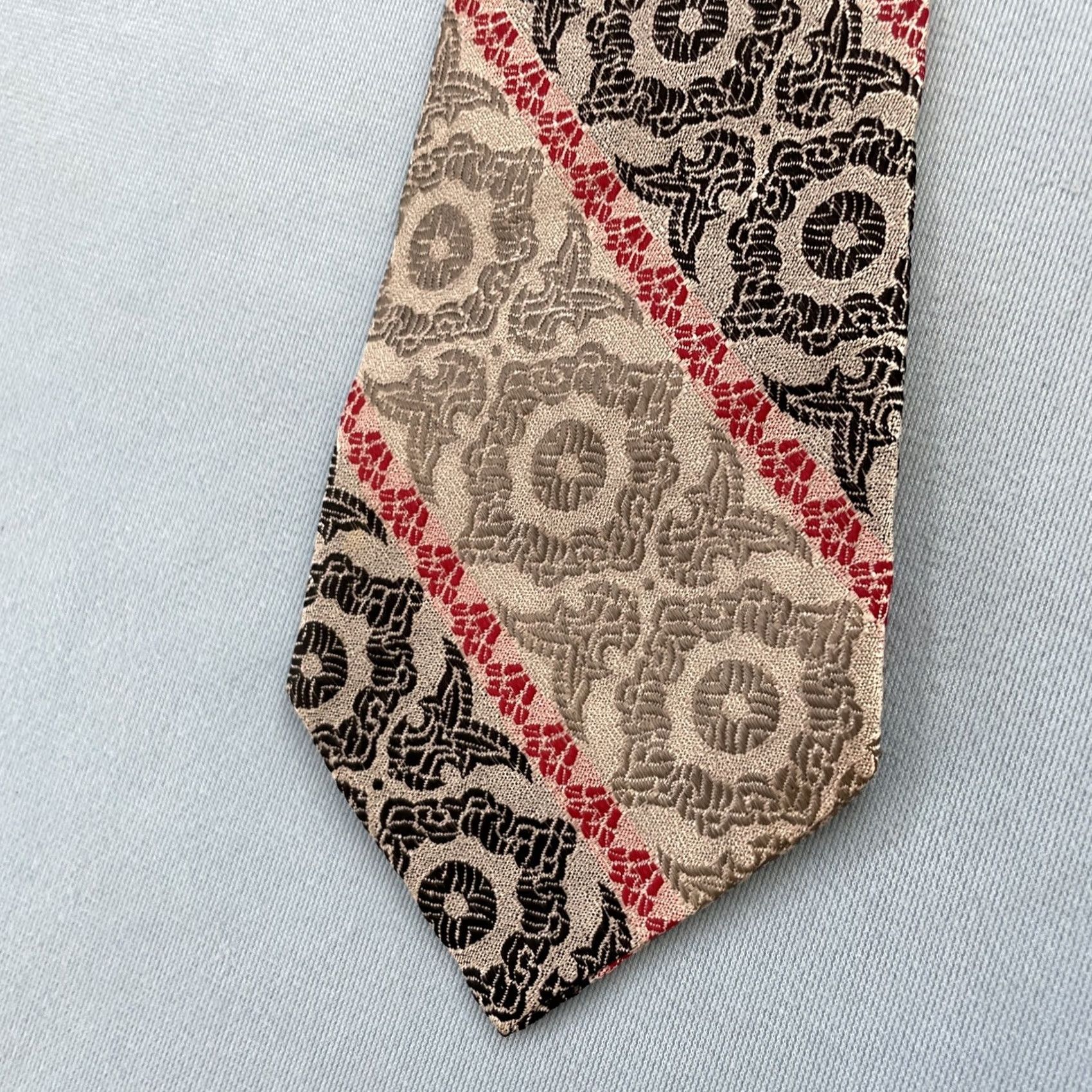 MCM vtg 70s Tie Woven Optical MCM Deco Silver Black Red Repp Stripe Jacquard 3.5x56 Capsule Necktie Mens Vintage Gift Size ONE SIZE - 3 Thumbnail