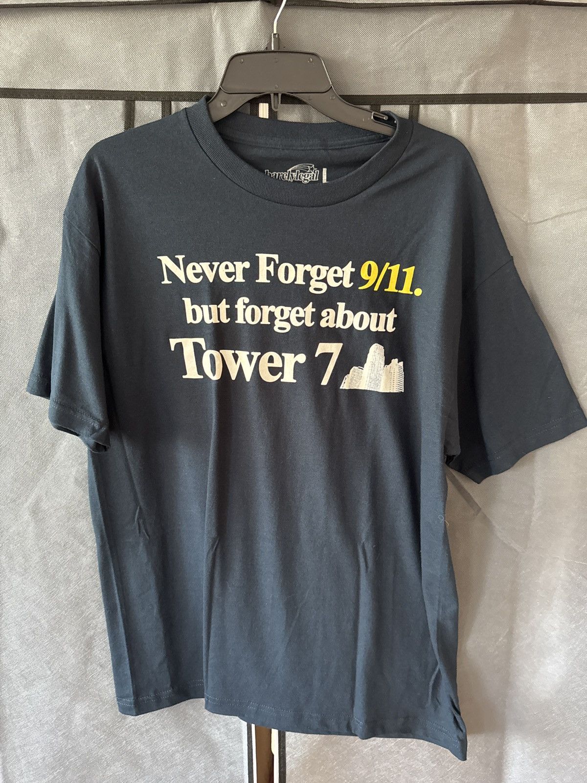 Vintage Barely Legal Tower 7 T shirt Size US L / EU 52-54 / 3 - 1 Thumbnail