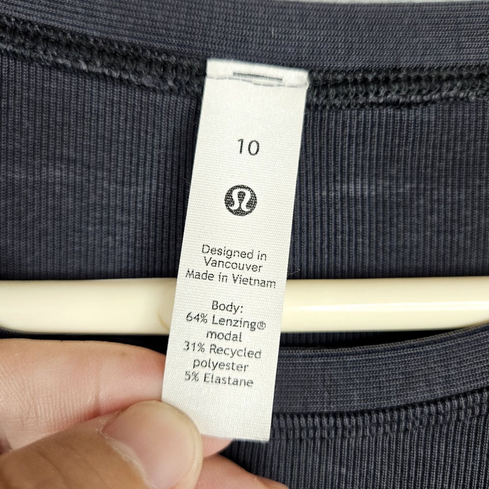 Lululemon Lululemon Do the Twist Long Sleeve Shirt Slim Fit Crew Neck Women's Size 10 Black Reversible Activewear Top 10 Women James Size L / US 10 / IT 46 - 6 Thumbnail