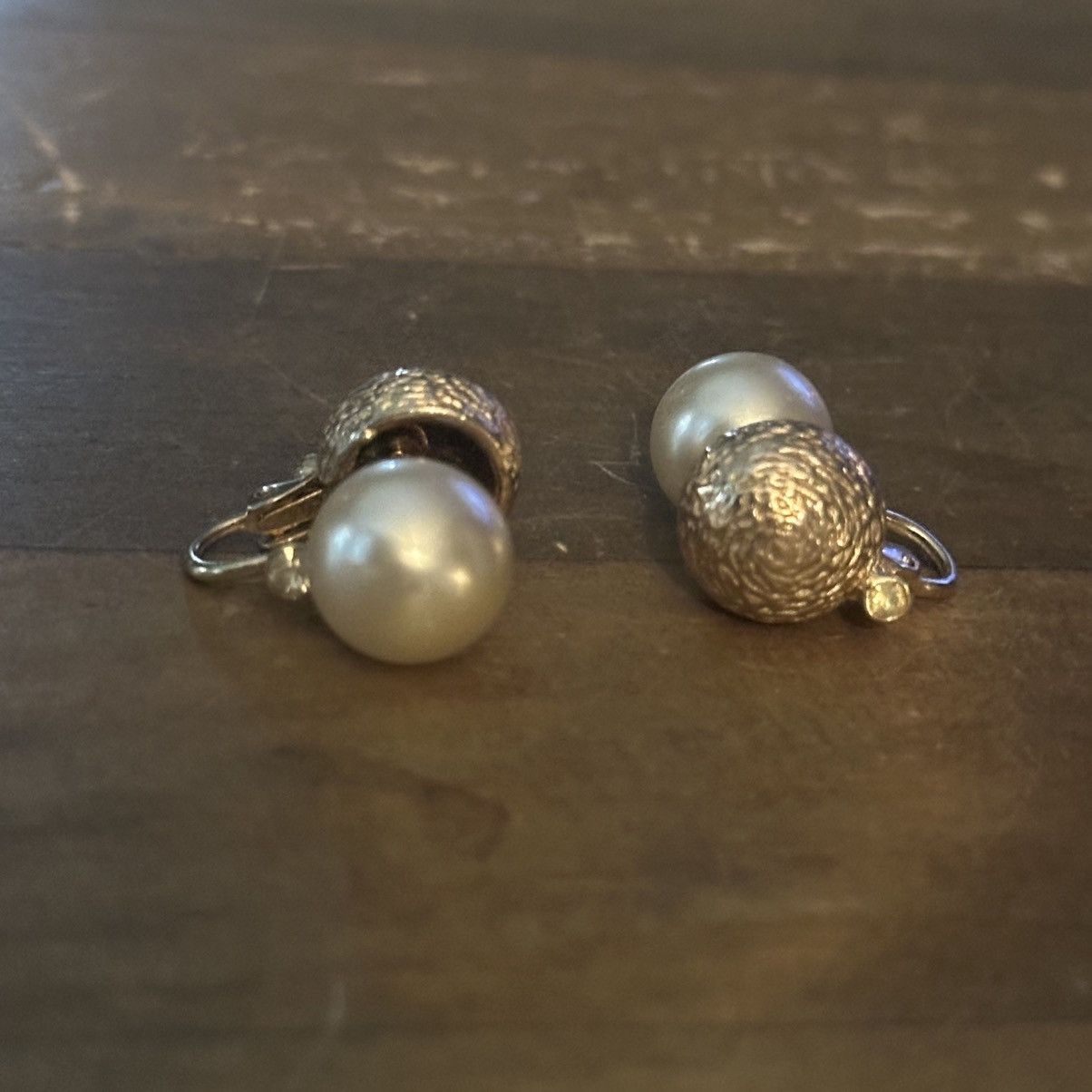 Vintage Vintage reversible pearl/gold textured ball clip on earring Size ONE SIZE - 6 Thumbnail