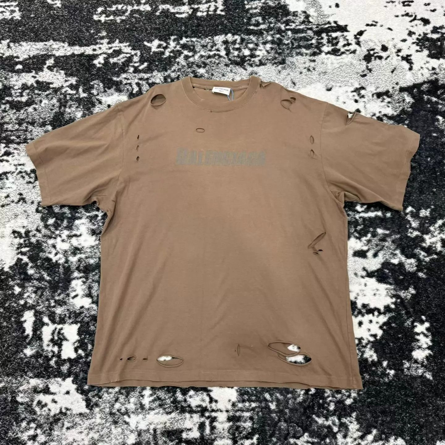 Balenciaga Balenciaga FW22 Distressed Logo Print SS Tee L Size US L / EU 52-54 / 3 - 1 Thumbnail