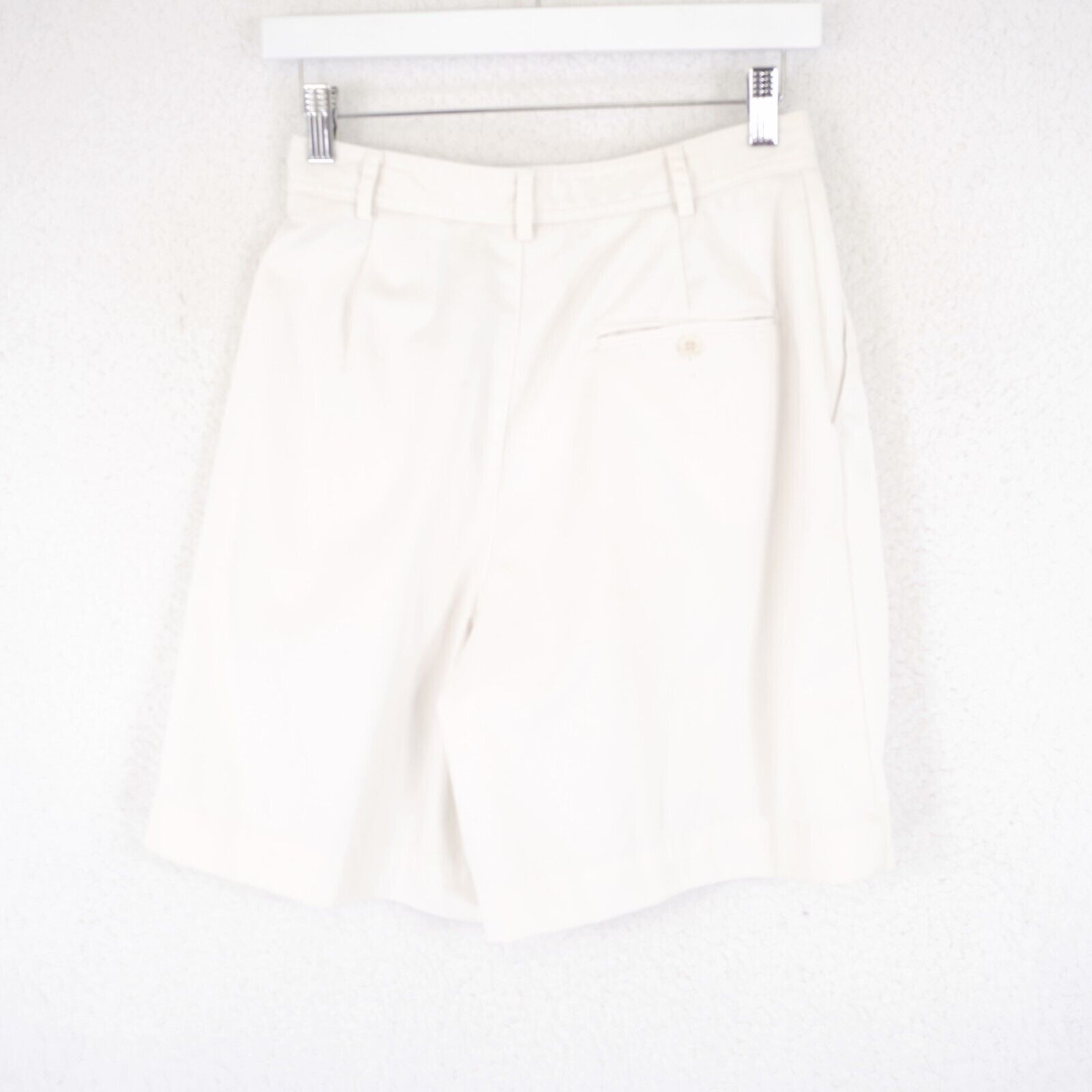 Liz Claiborne Liz Claiborne Sport White Pleated Bermuda Shorts 8P Petite 2 Size 26" / US 2 / IT 38 - 2 Thumbnail