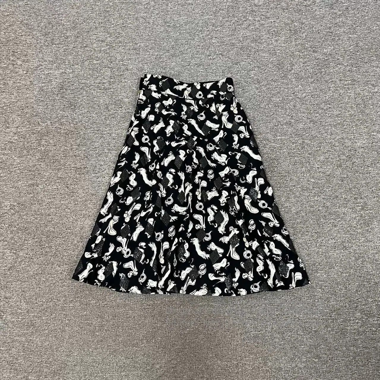 Louis Vuitton Louis Vuitton Monogram Print Skirt. Size 35" - 3 Thumbnail