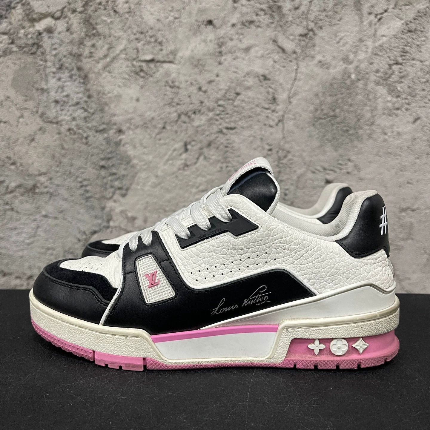 Louis Vuitton Louis Vuitton Trainer Black and Pink Size 37 Size US 6 / IT 36 - 2 Thumbnail