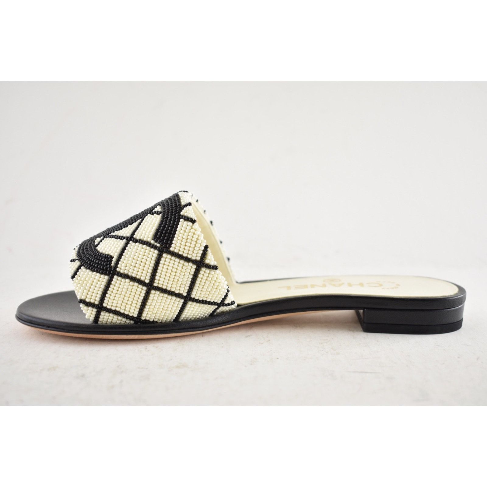 Chanel Chanel 20P Black White Pearl Embroidery CC Logo Slide Slip Size US 6 / IT 36 - 14 Thumbnail