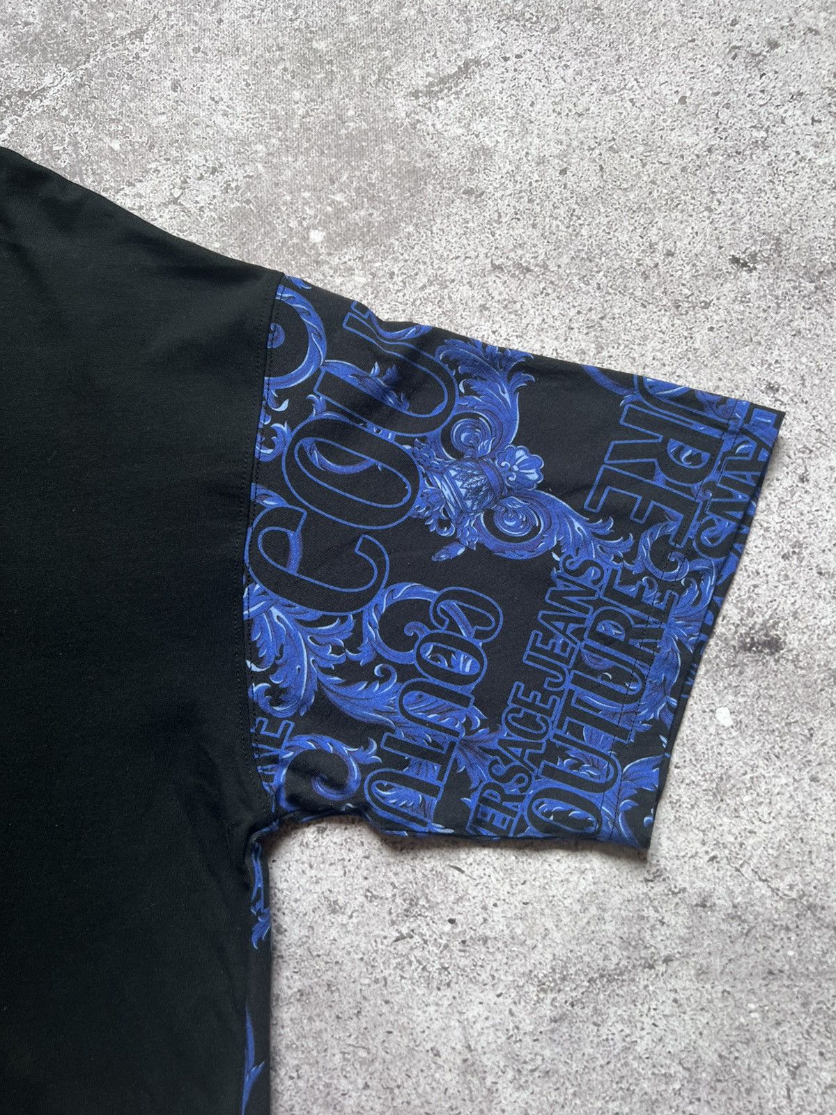 Designer × Versace Jeans Couture Versace Jeans Couture T-shirt Mit Barock Print Size US M / EU 48-50 / 2 - 16 Thumbnail