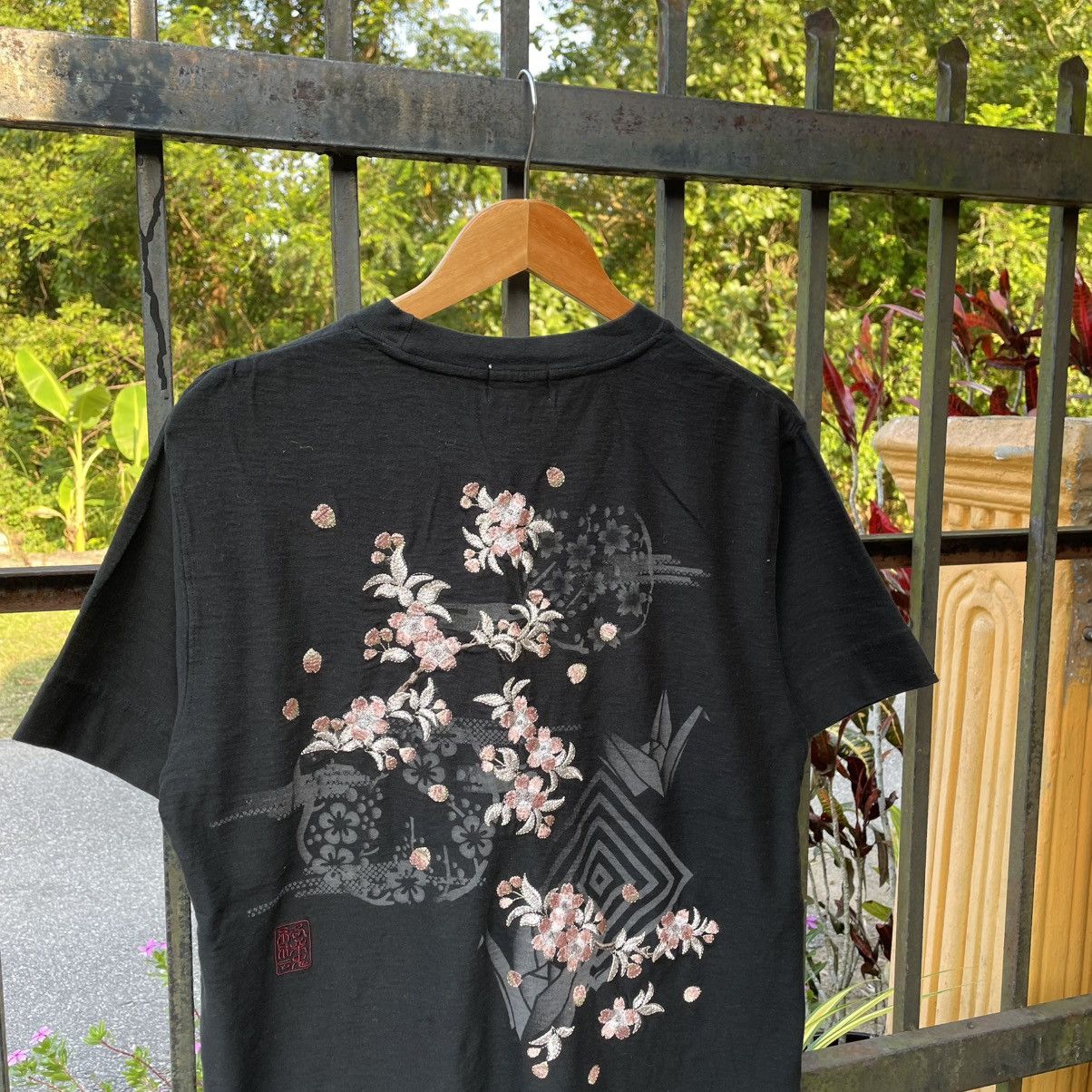 Japanese Brand 🔥Karakuri Tamashi Embroidered Motive Flower Sukajan Tee Size US L / EU 52-54 / 3 - 2 Thumbnail