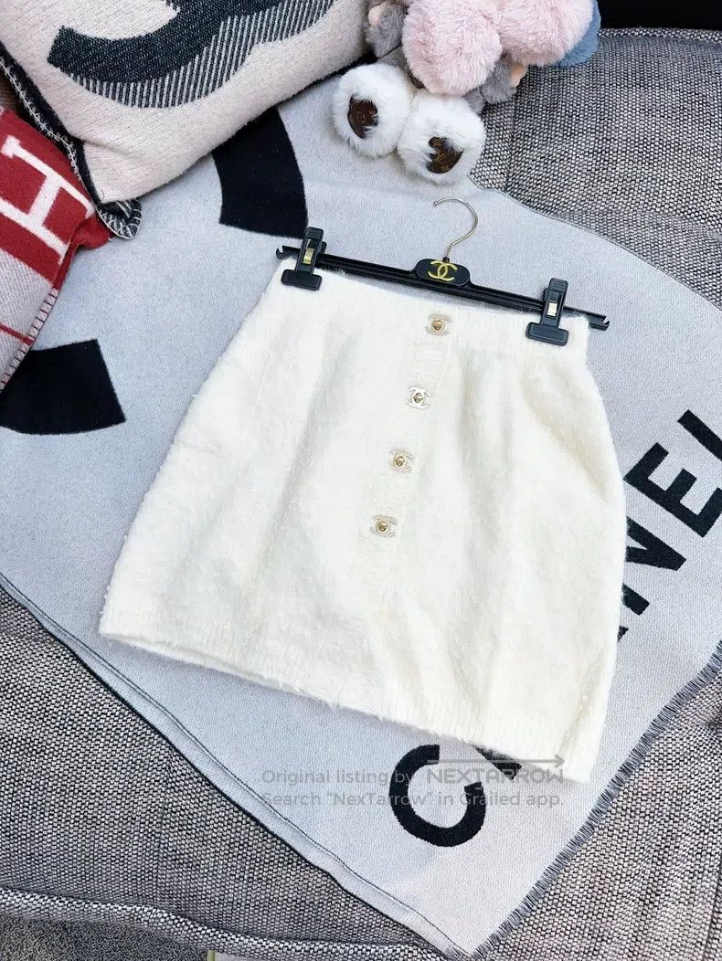 Chanel Chanel 21b beige white schoolbag buckle knitted skirt Size 24" / US 00 / IT 34 - 1 Thumbnail