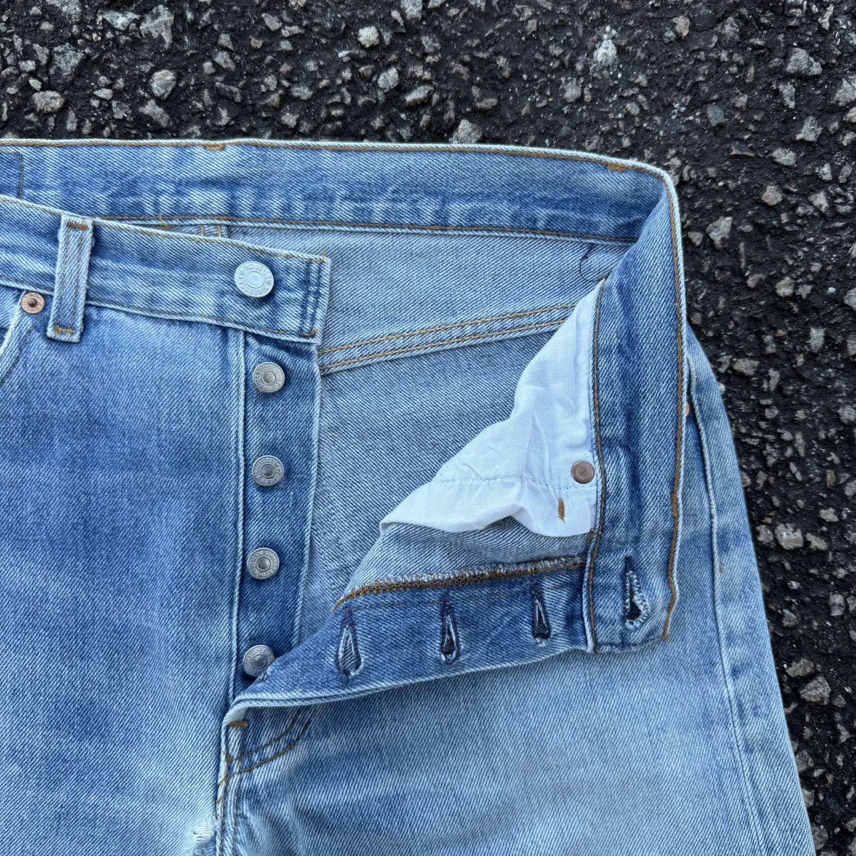 Levi's Vintage Clothing VINTAGE LEVI’S 501 USA LIGHT WASH RIPPED JEAN DENIM PANTS Size US 31 - 7 Thumbnail