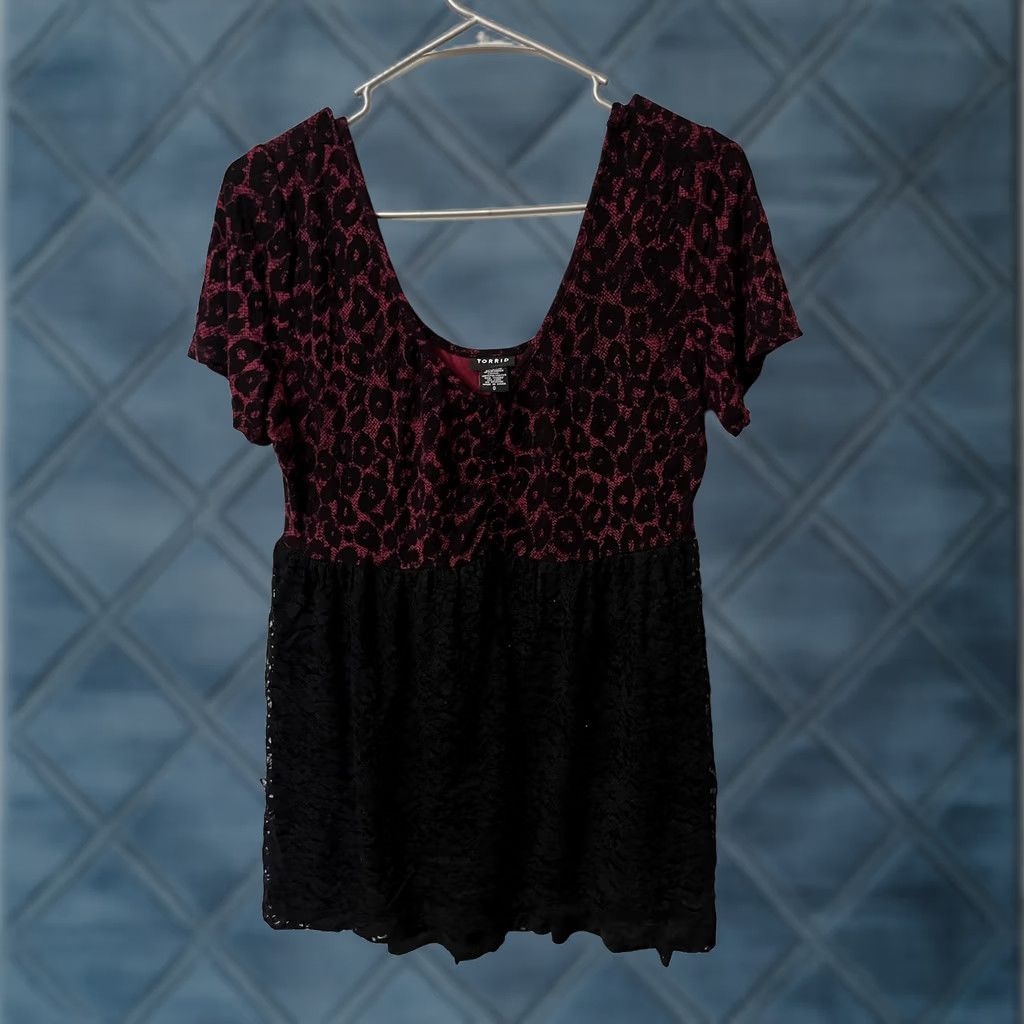 Torrid Torrid Purple Leopard Print VNeck Lace Back Short Sleeve Punk Goth Tee 0X Size 40" / US 18 - 1 Thumbnail