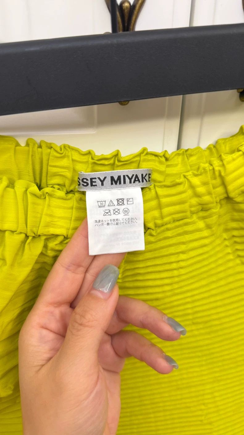Other Issey Miyake size:2 A stunning half skirt in green with gr Size 31" - 3 Thumbnail