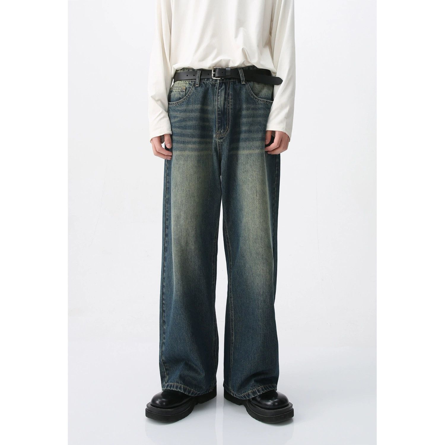 Men's distressed washed loose vintage jeans
