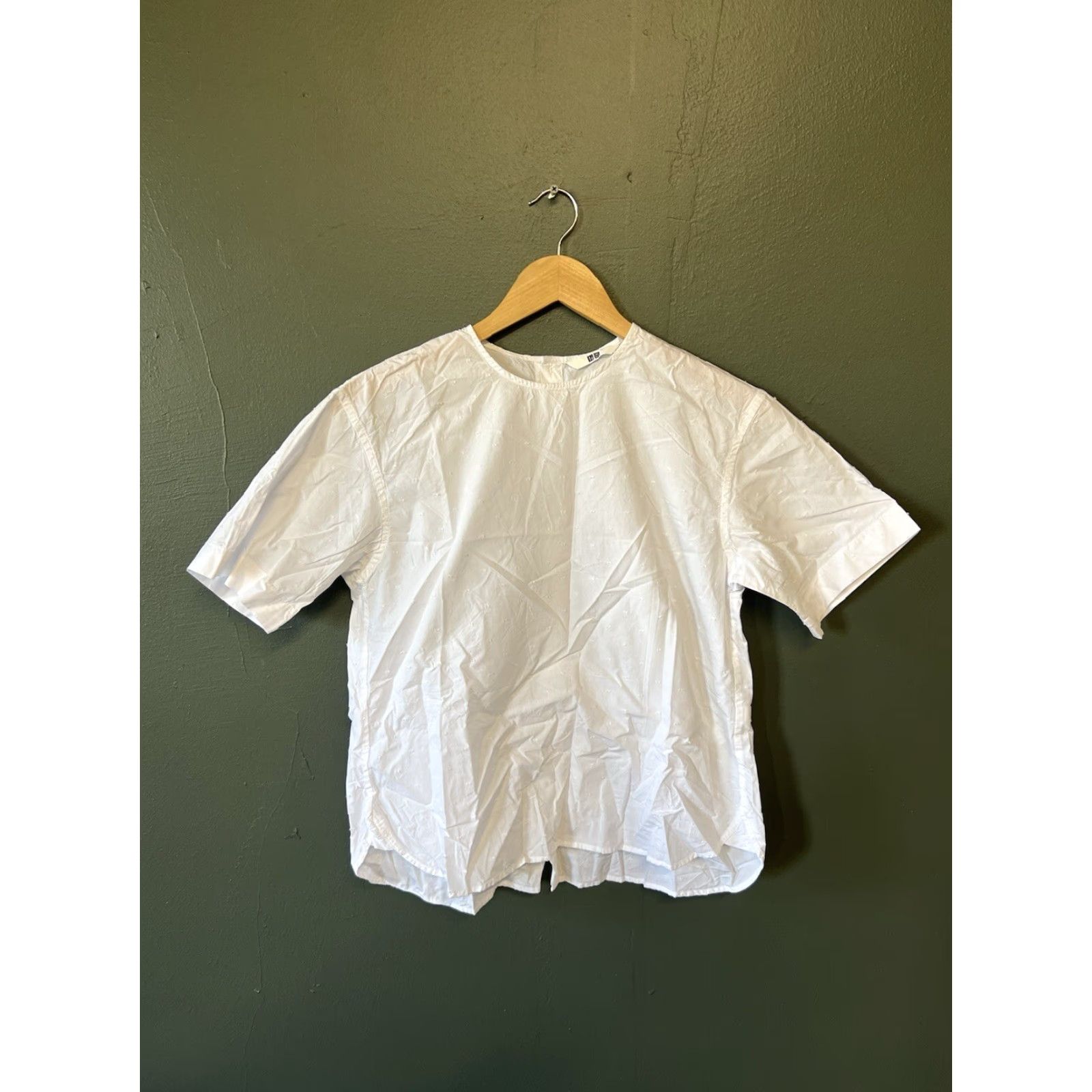 Uniqlo Uniqlo Blouse Shirt XS White Short Sleeve Women Back Button Up V-Neck? (Note: Original title did not specify V-Neck; keeping to exact terms.) Size XS / US 0-2 / IT 36-38 - 2 Thumbnail