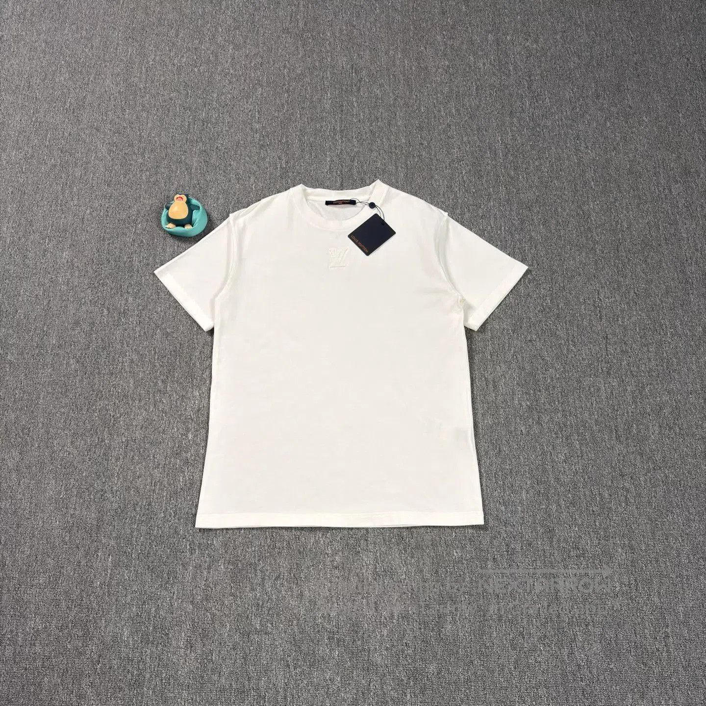 Louis Vuitton LV White Embossed Logo T-Shirt. Size US M / EU 48-50 / 2 - 1 Thumbnail