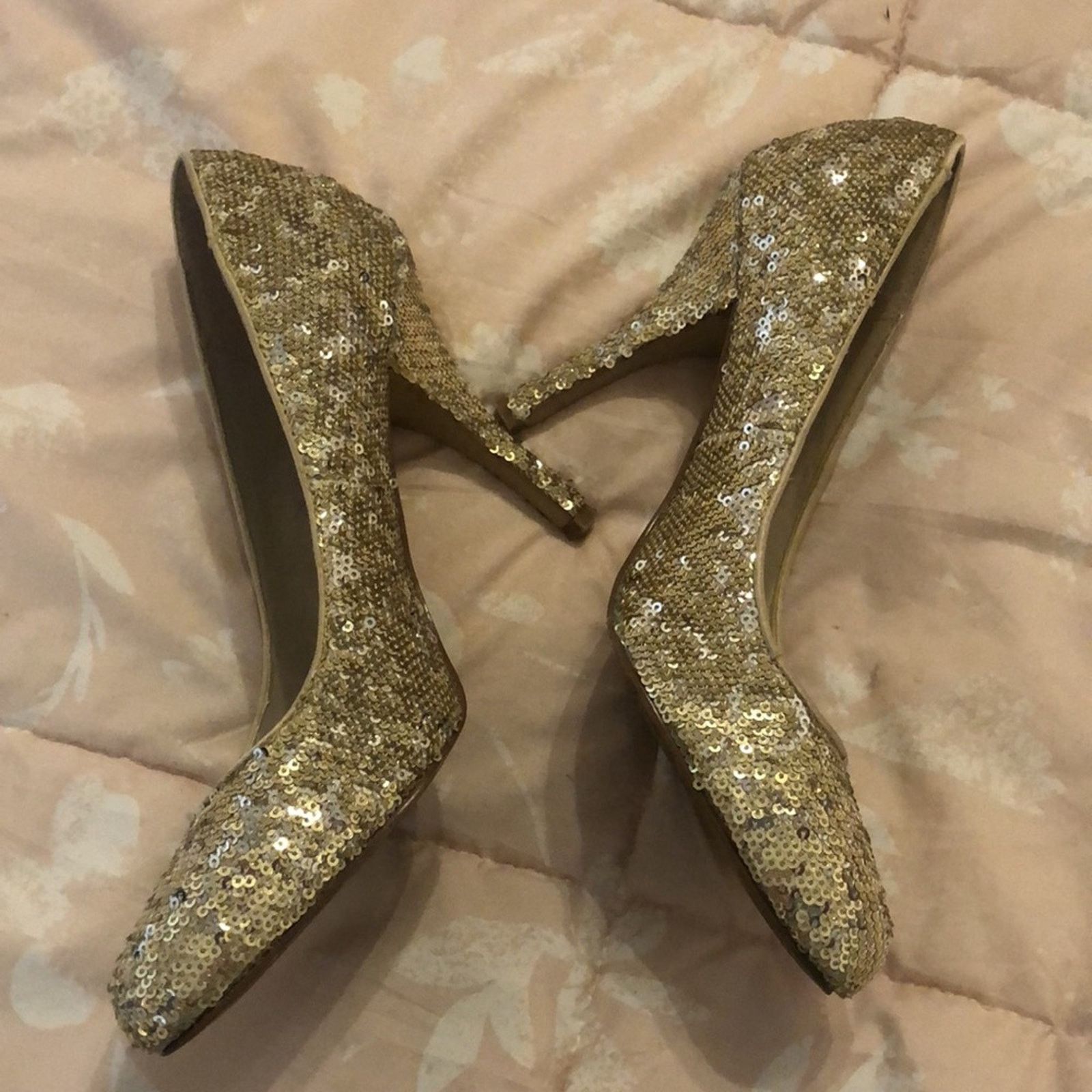 White House Black Market WHBM • Gold Sequined High Heels • Size 7.5M Size US 7.5 / IT 37.5 - 4 Thumbnail